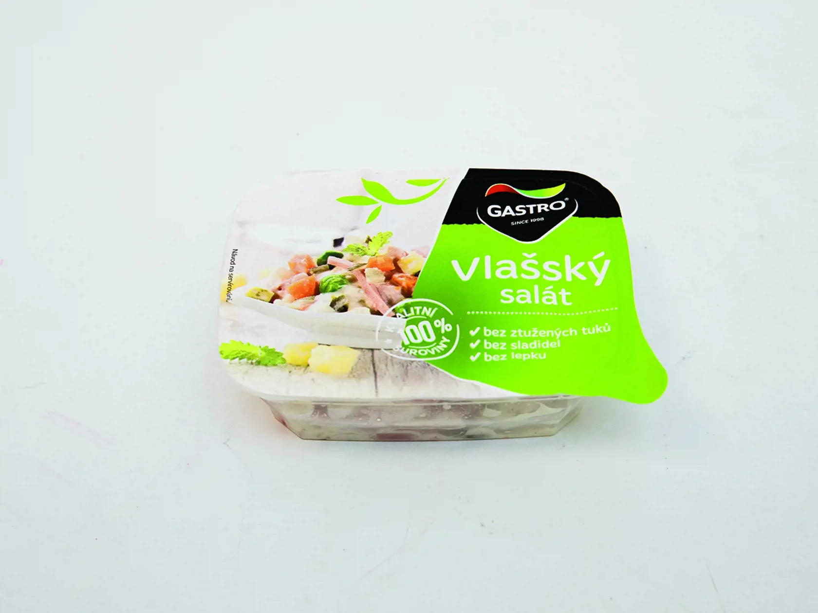 Vlašský šalát
Gastro, 150 g
Krajina pôvodu/ Česko
Zloženie/ zemiaky, majonéza, výrobná saláma, sterilizovaná zelenina (uhorky, mrkva, zeler, hrach), horčicové semená, antioxidant: disiričitan sodný, koreniny, jedlá soľ, konzervačné látky: benzoan sodný a sorban draselný
Energia v 100 g/ 832 kJ Bielkoviny/ 3 g Sacharidy/ 10 g Tuky/ 17 g Soľ/ 1,9 g
Redakcia hodnotí: Šalát vonia sviežo a čerstvo, je stredne hustý a správne majonézový. V porovnaní s ostatnými tromi výrobkami je prevažne zemiako