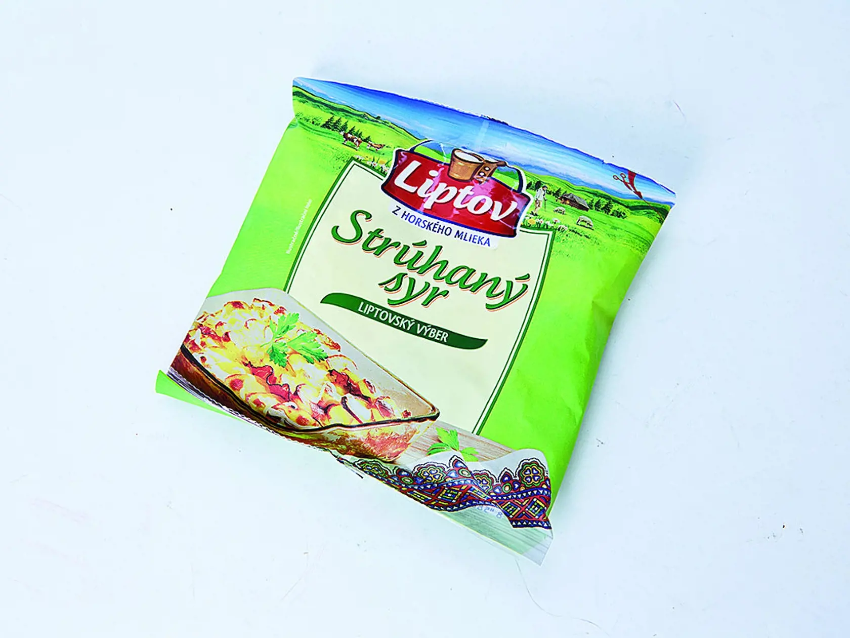 Strúhaný syr – Liptovský výber
Liptov, 120 g
Krajina pôvodu/ Slovensko
Zloženie/ mlieko, soľ, mliekarenské kultúry, syridlo, farbivo: annatto, potravinárska vláknina
Energia v 100 g/ 1 277 kJ Bielkoviny/ 24,6 g Sacharidy/ 2,8 g Tuky/ 21,9 g Soľ/ 1,8 g
Redakcia hodnotí: Zmes polotvrdých, stredne tučných syrov má jemnú vôňu aj chuť zrejúceho syra, pripomína ementál. Syr je nastrúhaný na stredne hrubé rezančeky, na teplom pokrme sa rýchlo roztápa. Hodí sa na cestoviny, pizzu, na zapekané jedlá