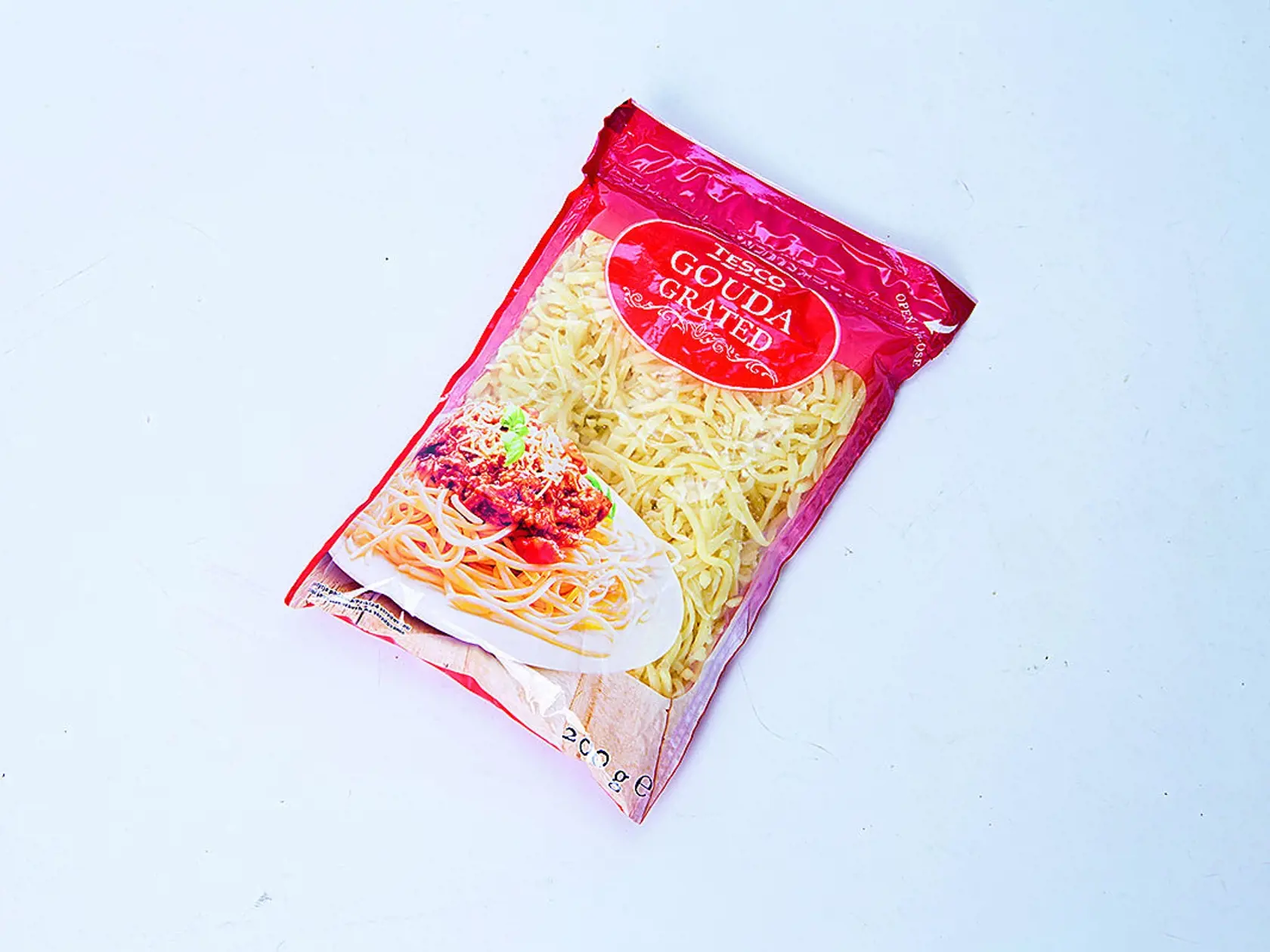 Gouda Grated
Tesco, 200 g
Predáva/ Tesco Krajina pôvodu/ Nemecko
Zloženie/ pasterizované kravské mlieko, jedlá soľ, kultúry baktérií mliečneho kvasenia, mikrobiálne syridlo, farbivo: karotény, protihrudkujúca látka: kukuričný škrob
Energia v 100 g/ 1 487 kJ Bielkoviny/ 25 g Sacharidy/ 2 g Tuky/ 27,4 g Soľ/ 1,8 g
Redakcia hodnotí: Veľké balenie strúhaného syra gouda vo vrecku s patentným uzáverom. Syr má typickú arómu aj chuť zrejúceho syra, mierne sladkastú a jemne pikantnú. Je mäkký a nast
