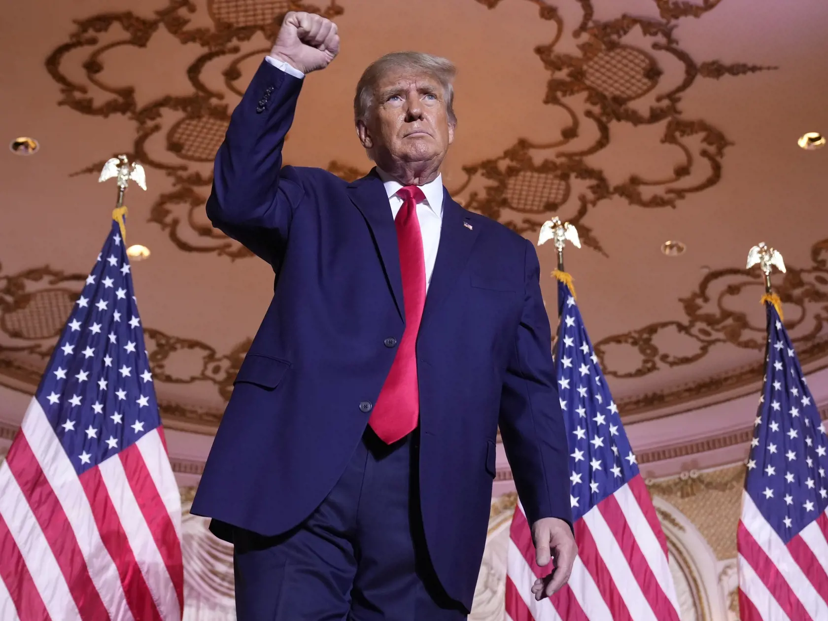 Americký exprezident Donald Trump gestikuluje po tom, čo oficiálne oznámil, že v roku 2024 sa bude opäť uchádzať o úrad prezidenta Spojených štátov vo veľkej prijímacej sále svojej luxusnej rezidencie v Mar-a-Lago v štáte Florida v stredu 16. novembra 2022.