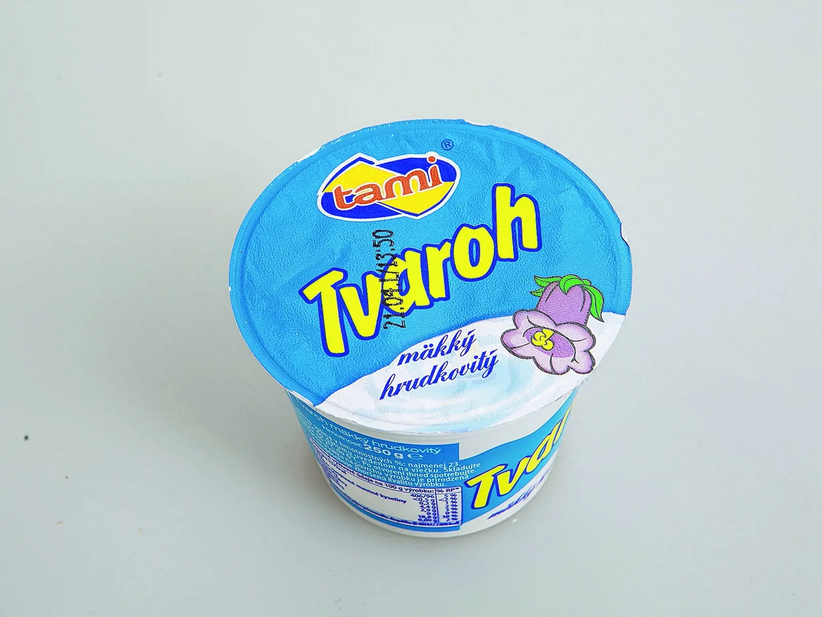 Tvaroh jemný hrudkovitý
Pilos, 250 g
Predáva/ Lidl Krajina pôvodu/ Slovensko
Zloženie/ neuvedené
Energia v 100 g/ 423 kJ Tuky/ 1,7 g Sacharidy/ 4,2 g Bielkoviny/ 17 g
Redakcia hodnotí: Najtuhší a najsypkejší tvaroh má typickú kyslomliečnu vôňu. Je primerane vlhký a drobivý. Chuť tvarohu je veľmi dobrá, jemne kyslastá, z porovnávaných tvarohov najviac neutrálna, preto je v kuchyni všestranne využiteľný.