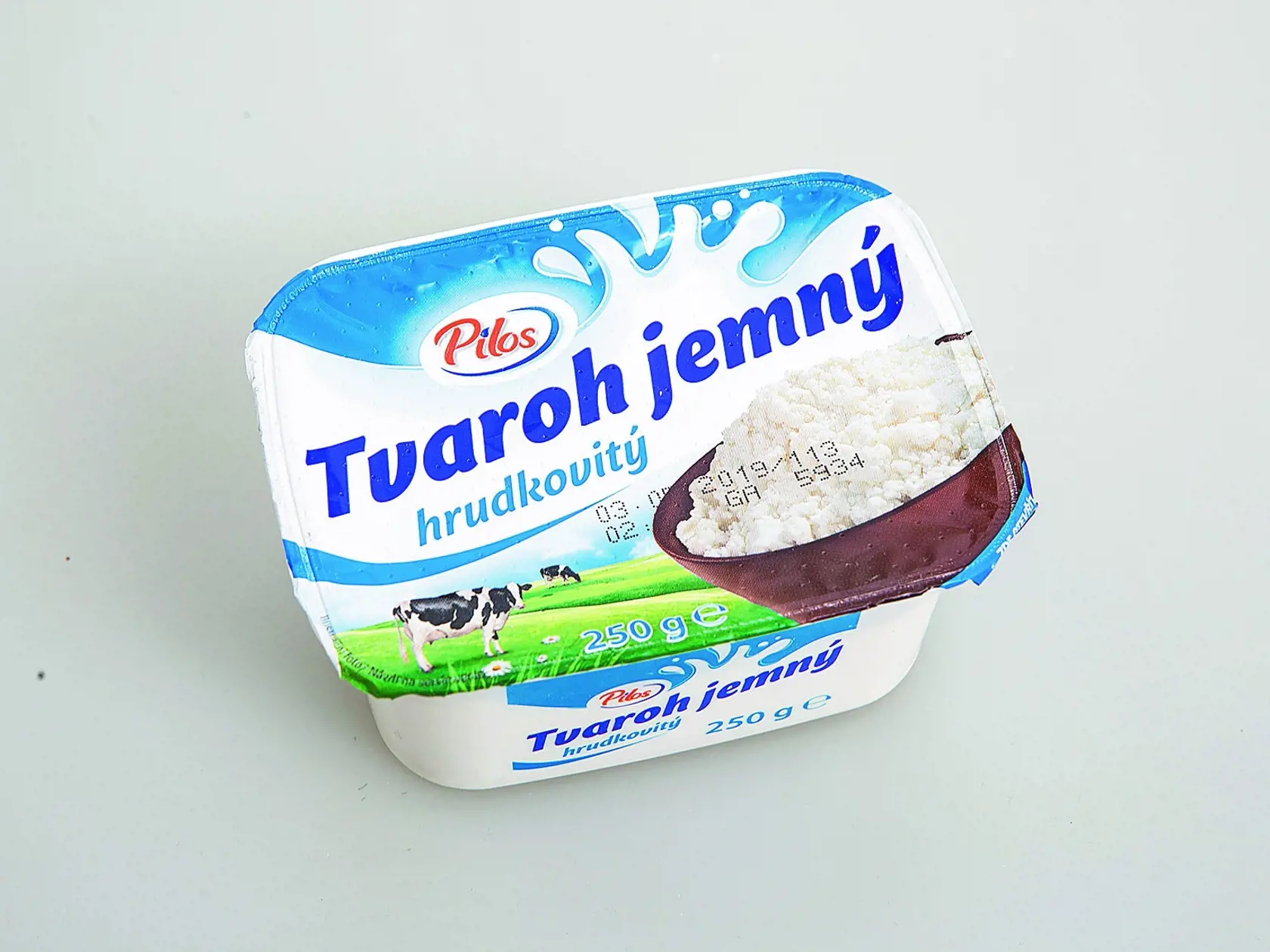 Tvaroh mäkký hrudkovitý
TAMI, 250 g
Krajina pôvodu/ Slovensko
Zloženie/ neuvedené
Energia v 100 g/ 406 kJ Tuky/ 0,5 g Sacharidy/ 4,4 g Bielkoviny/ 18,8 g
Redakcia hodnotí: Šťavnatý tvaroh s veľkými hrudkami má príjemnú kyslomliečnu vôňu. Keďže je pomerne vlhký, ťažšie sa drobí. Chuťovo je dobrý, jemne kyslastý, len má akúsi zvláštnu dochuť. Tento tvaroh sa dá použiť podľa potreby naslano i nasladko.
