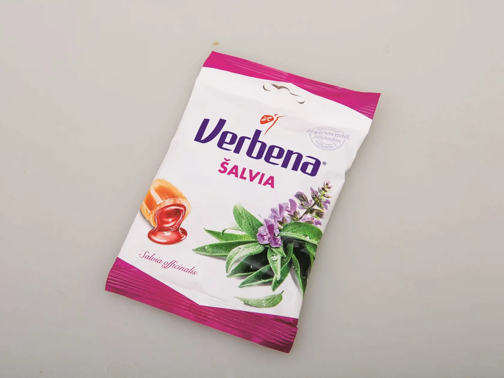Top! Víťaz
Šalvia/ Šípka
Verbena, á 60 g
Krajina pôvodu/ Slovensko
Zloženie/ spoločný základ: glukózový sirup, cukor, glukózovo-fruktózový sirup, kyselina citrónová, vitamín C, arómy; šalvia: med 1 %, šalviový extrakt 0,2 %, koncentrát čiernej mrkvy, prírodné arómy (citrónová, šalviová), lieh, prírodný mentol; šípka: kyselina jablčná, sušený koncentrát šípky 0,2 %, extrakt šípky 0,7 %, bylinné extrakty 0,1 % (žihľava, ibištek), farbivá (košenila, kurkumín), prírodná aróma, maltodextrín
Ener