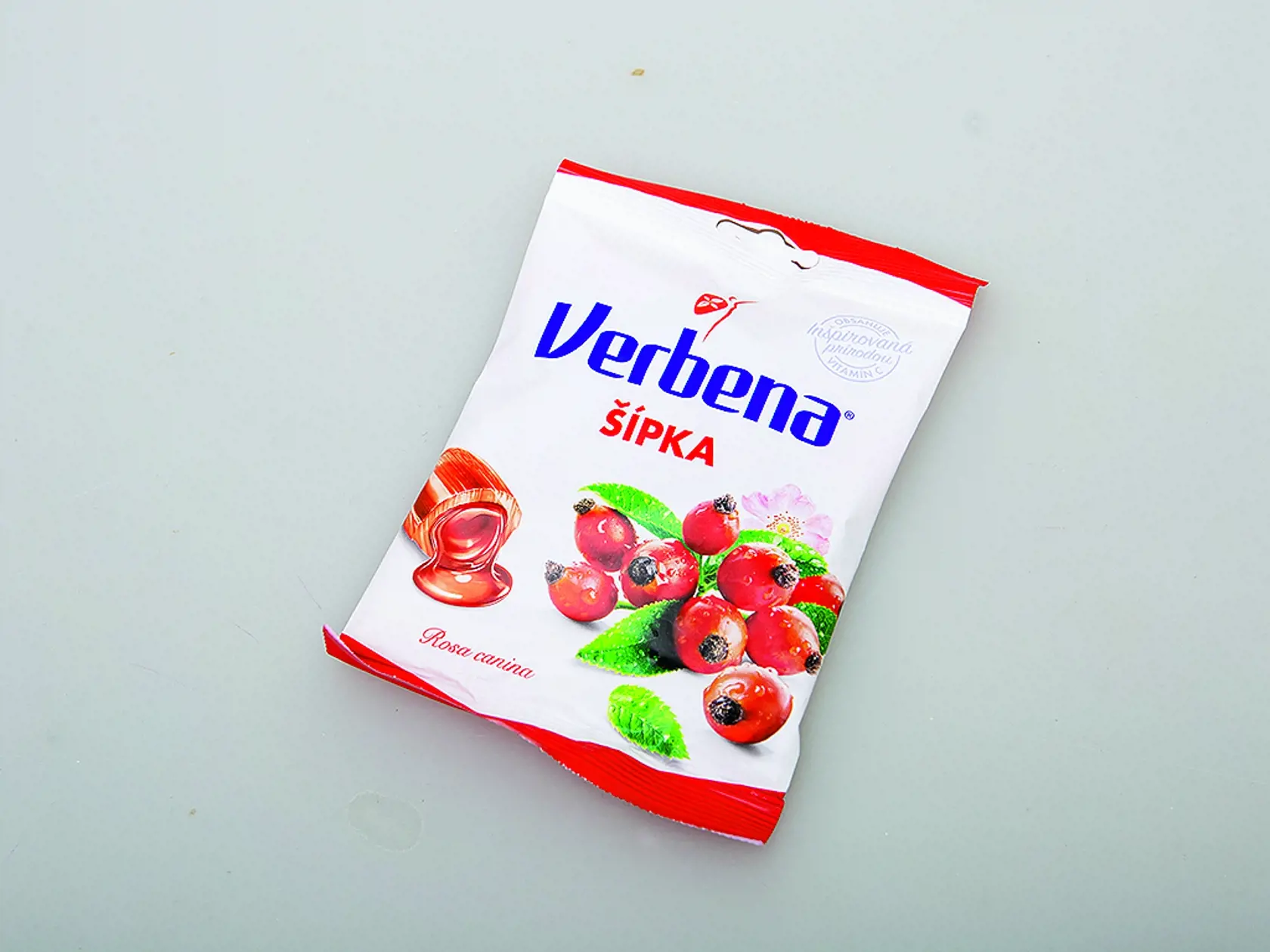 Top! Víťaz
Šalvia/ Šípka
Verbena, á 60 g
Krajina pôvodu/ Slovensko
Zloženie/ spoločný základ: glukózový sirup, cukor, glukózovo-fruktózový sirup, kyselina citrónová, vitamín C, arómy; šalvia: med 1 %, šalviový extrakt 0,2 %, koncentrát čiernej mrkvy, prírodné arómy (citrónová, šalviová), lieh, prírodný mentol; šípka: kyselina jablčná, sušený koncentrát šípky 0,2 %, extrakt šípky 0,7 %, bylinné extrakty 0,1 % (žihľava, ibištek), farbivá (košenila, kurkumín), prírodná aróma, maltodextrín
Ener