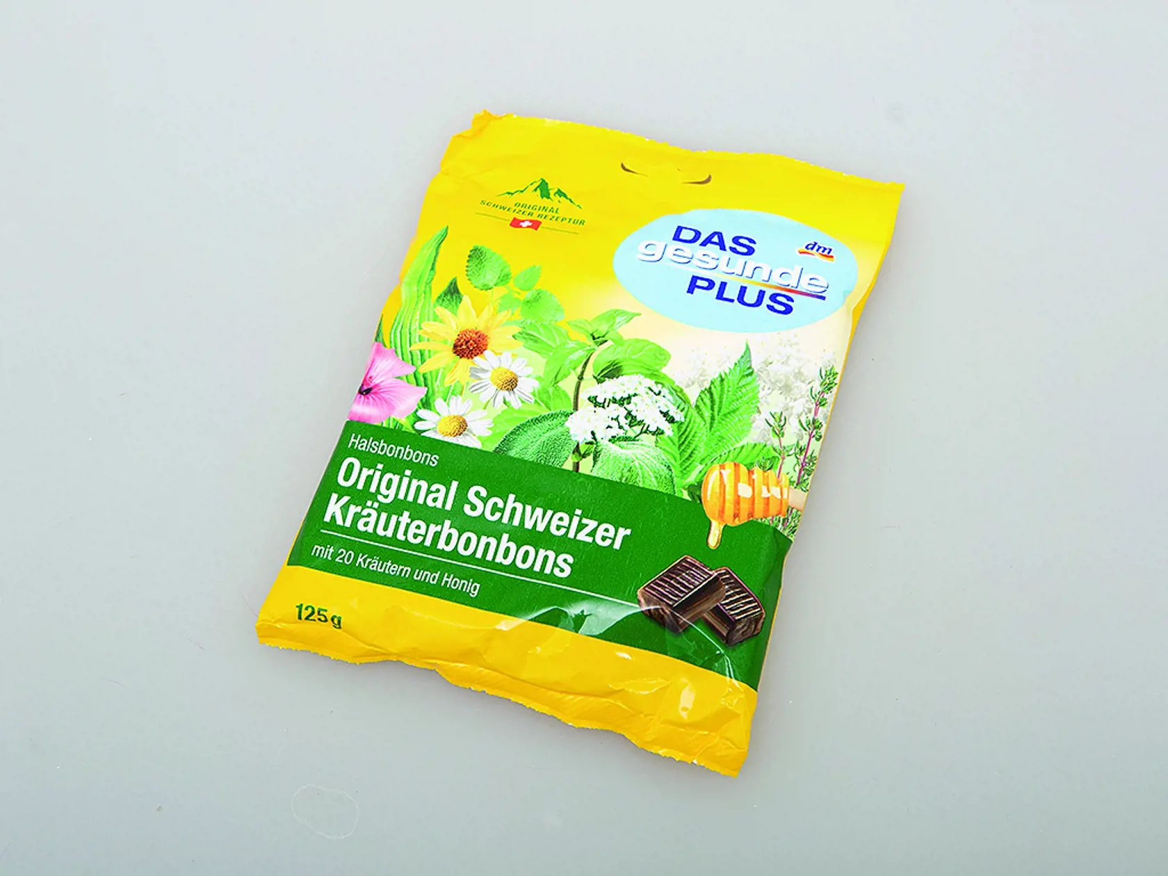 Originálne švajčiarske bylinkové bonbóny
dm, 125 g
Predáva/ dm – drogerie markt Krajina pôvodu/ Švajčiarsko
Zloženie/ cukor, glukózový sirup, med 5 %, extrakt z 20 byliniek 3 %, farbivo: amoniakový sulfitový karamel, aróma
Energia v 100 g/ 1 642 kJ 
Redakcia hodnotí: Väčšie hranaté cukríky tmavokaramelovej farby sú balené v dvojitom voskovanom papieri. Na rohoch sú najprv trocha drapľavé, môžu podráždiť podnebie. Chuť je spočiatku veľmi sladká, prevažuje sladké drievko a med, no postupne sa