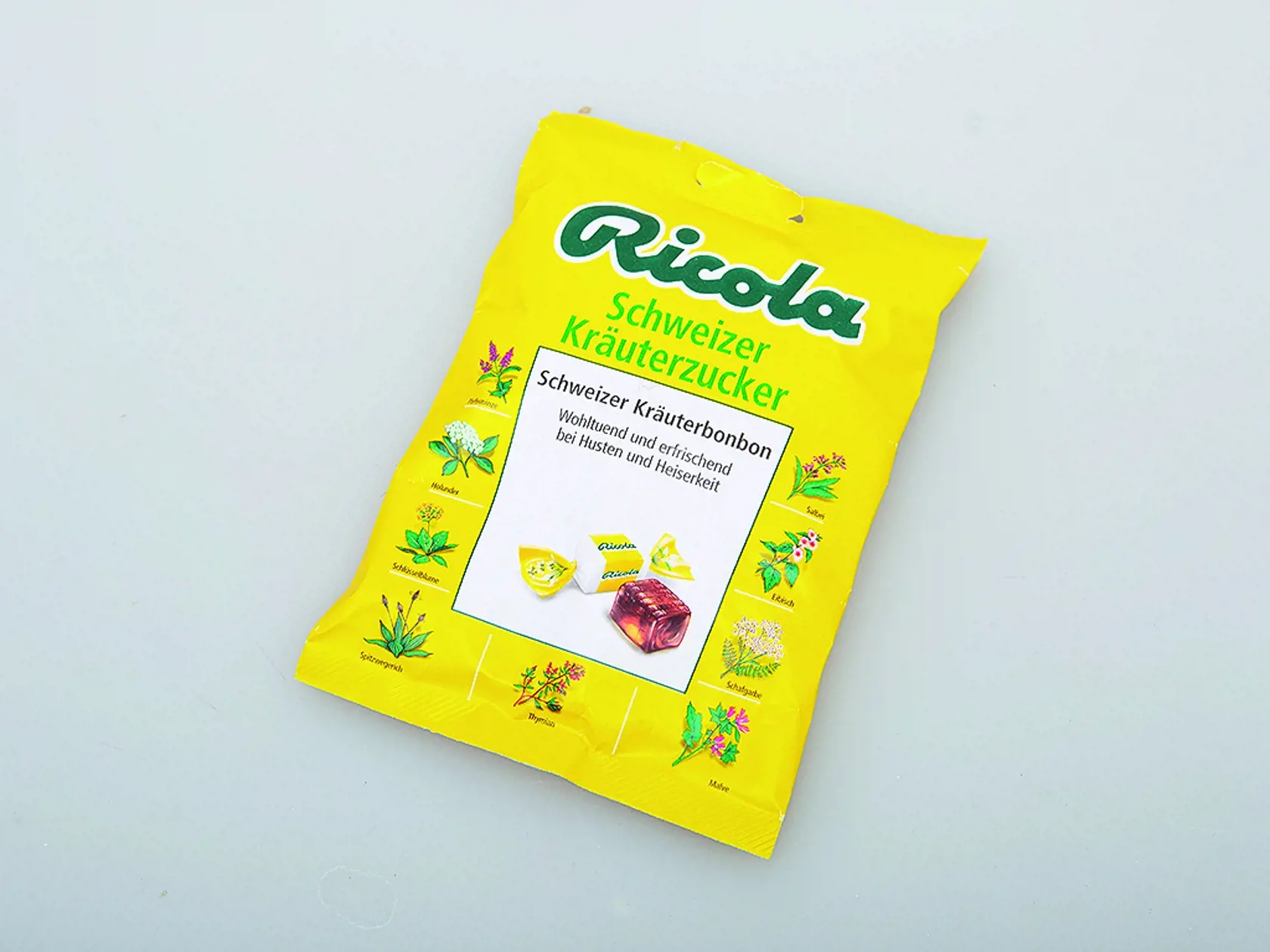 Originálny švajčiarsky bylinný drops
Ricola, 75 g
Krajina pôvodu/ Švajčiarsko
Zloženie/ cukor, glukózový sirup, Ricola výťažok zo zmesi 13 bylín 1 %, farbivo: karamel, prírodná mätová aróma, mentol
Energia v 100 g/ 1 670 kJ 
Redakcia hodnotí: Menšie, hranaté, tmavohnedé cukríky balené jednotlivo vo voskovanom papieri majú spočiatku drsný povrch, no po chvíli sa vyhladia. Prvý dojem z cukríka je sladký, potom sa však pridá ľahká sviežosť mentolu a zaujímavá príchuť extraktov z 13 byliniek. I