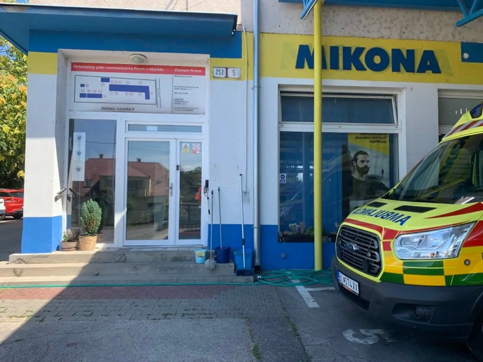 záchranári na Levickej ulici v Nitre