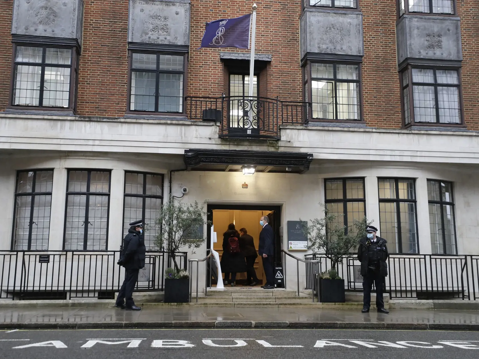 Policajti stoja pred súkromnou Nemocnicou kráľa Eduarda VII. v Londýne, v ktorej v ktorej v utorok večer 16. februára 2021 hospitalizovali 99-ročného britského princa Philipa.