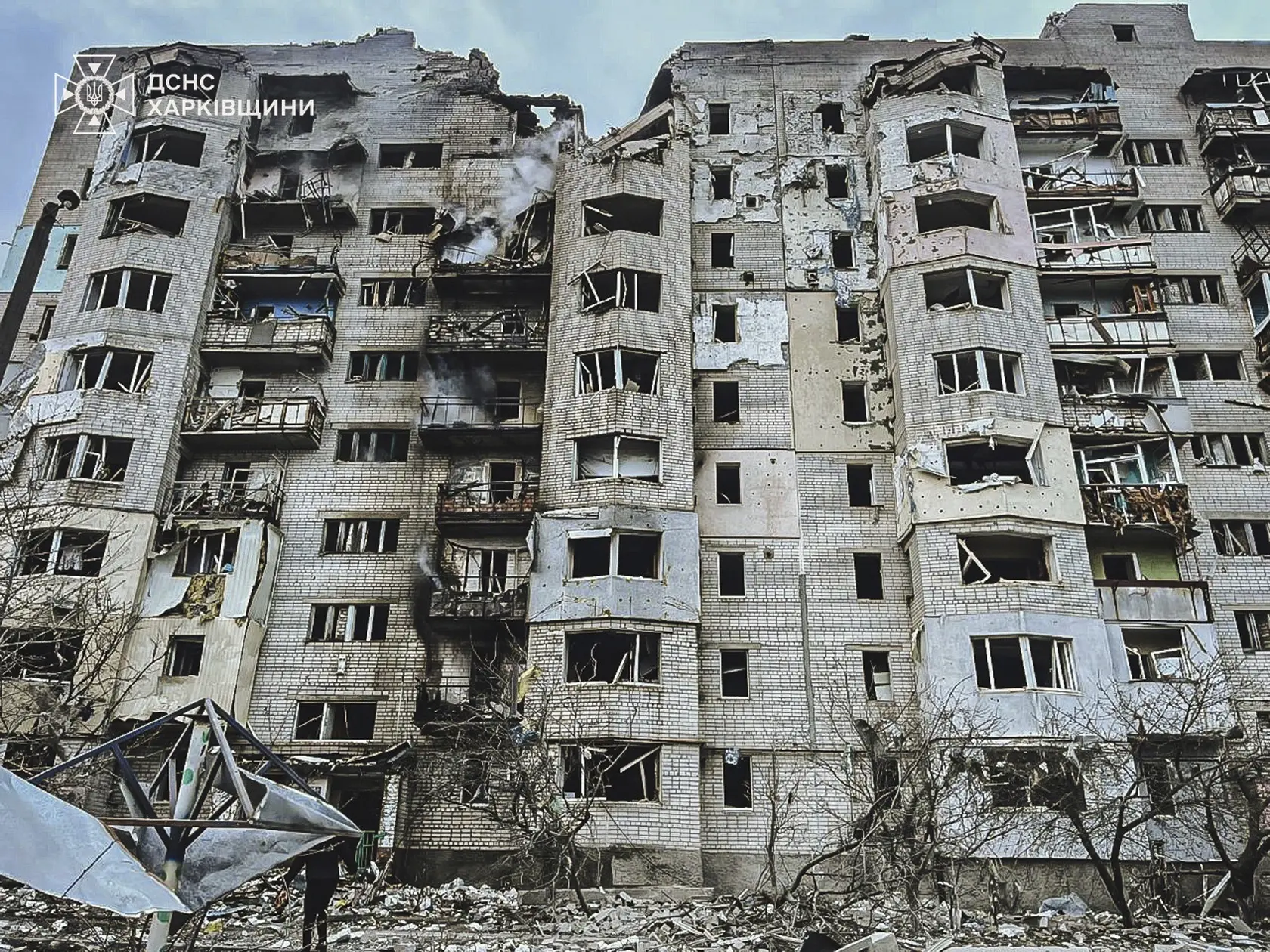 Dym stúpa z horiacej budovy po ruskom útoku v meste Kupjansk, v Charkovskej oblasti na východe Ukrajiny 6. apríla 2025.