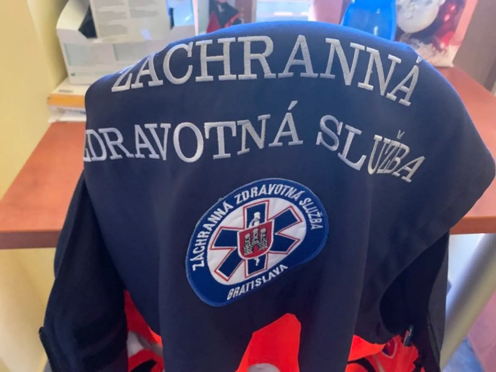 Záchranárov si nepomýlite aj vďaka označenej uniforme
