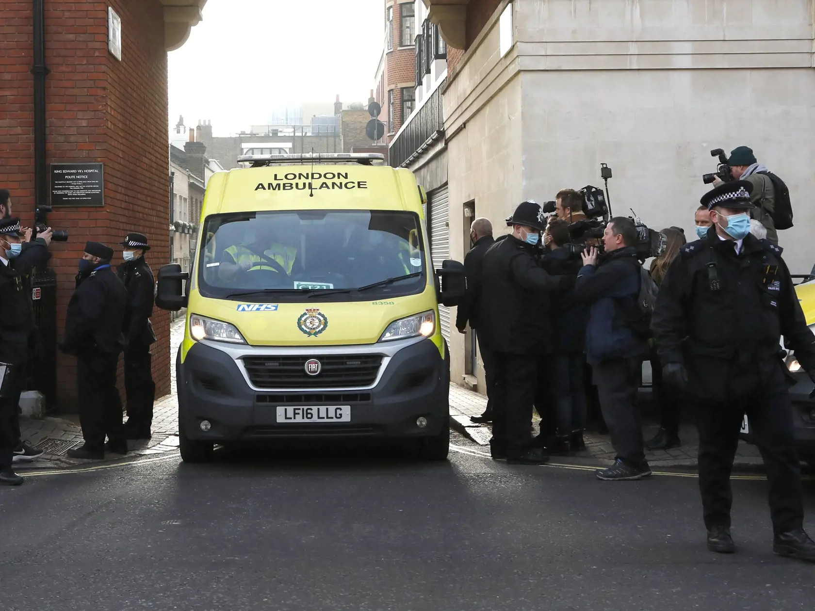 Sanitka vychádza zo súkromnej Nemocnice kráľa Eduarda VII. v Londýne, kde bol hospitalizovaný manžel britskej kráľovnej Alžbety II.