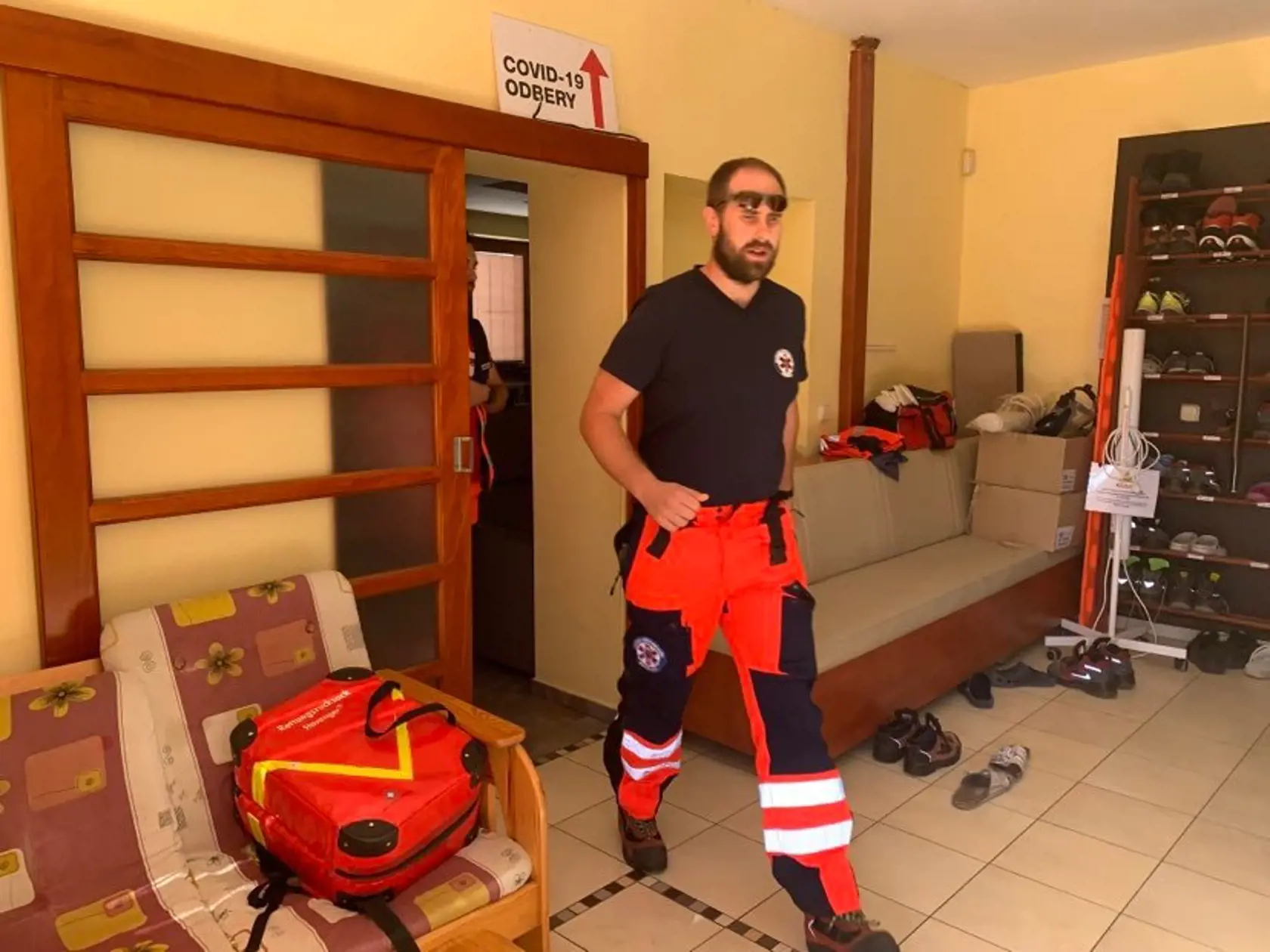 Dominik v sídle záchranárov