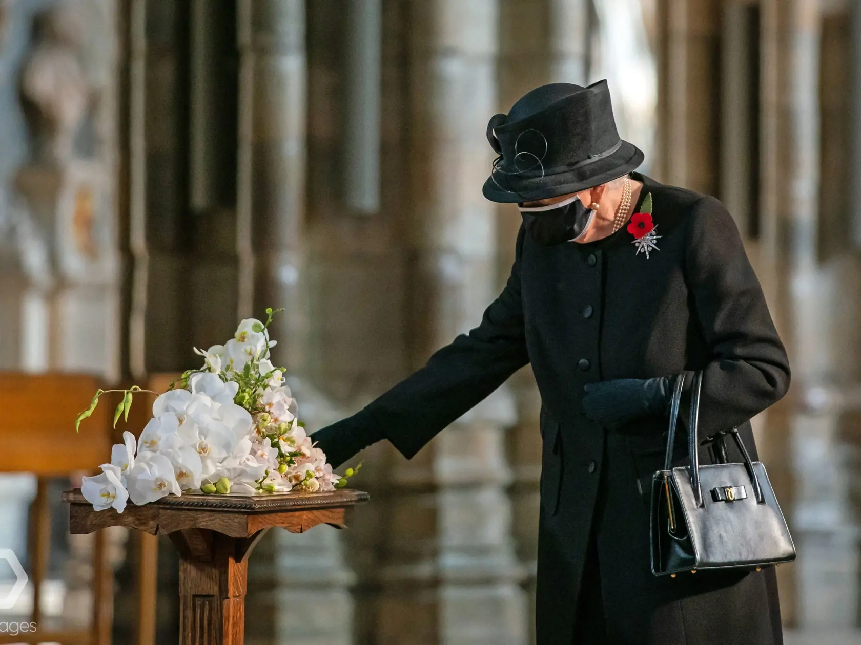 Kráľovná počas krátkej slávnosti položila veniec na hrob neznámeho britského vojaka z prvej svetovej vojny, ktorého pochovali vo Westminsterskom opátstve 11. novembra 1920.