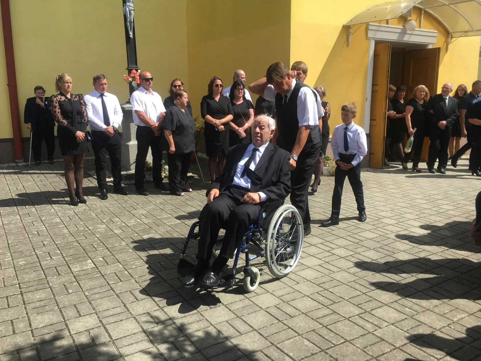 Smutný bol pohľad na Františka, otca nebohého Mira, ktorého viezol jeden zo synov na invalidnom vozíku.