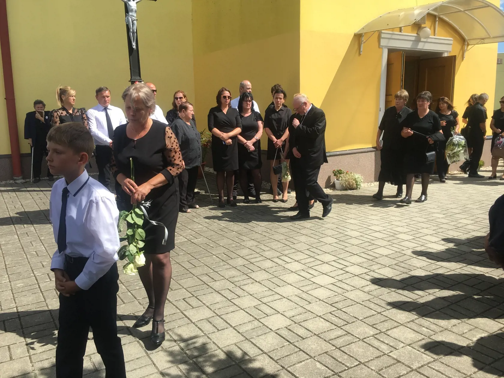 Po svätej omši sa sprievod pomaly pobral na miestny cintorín.