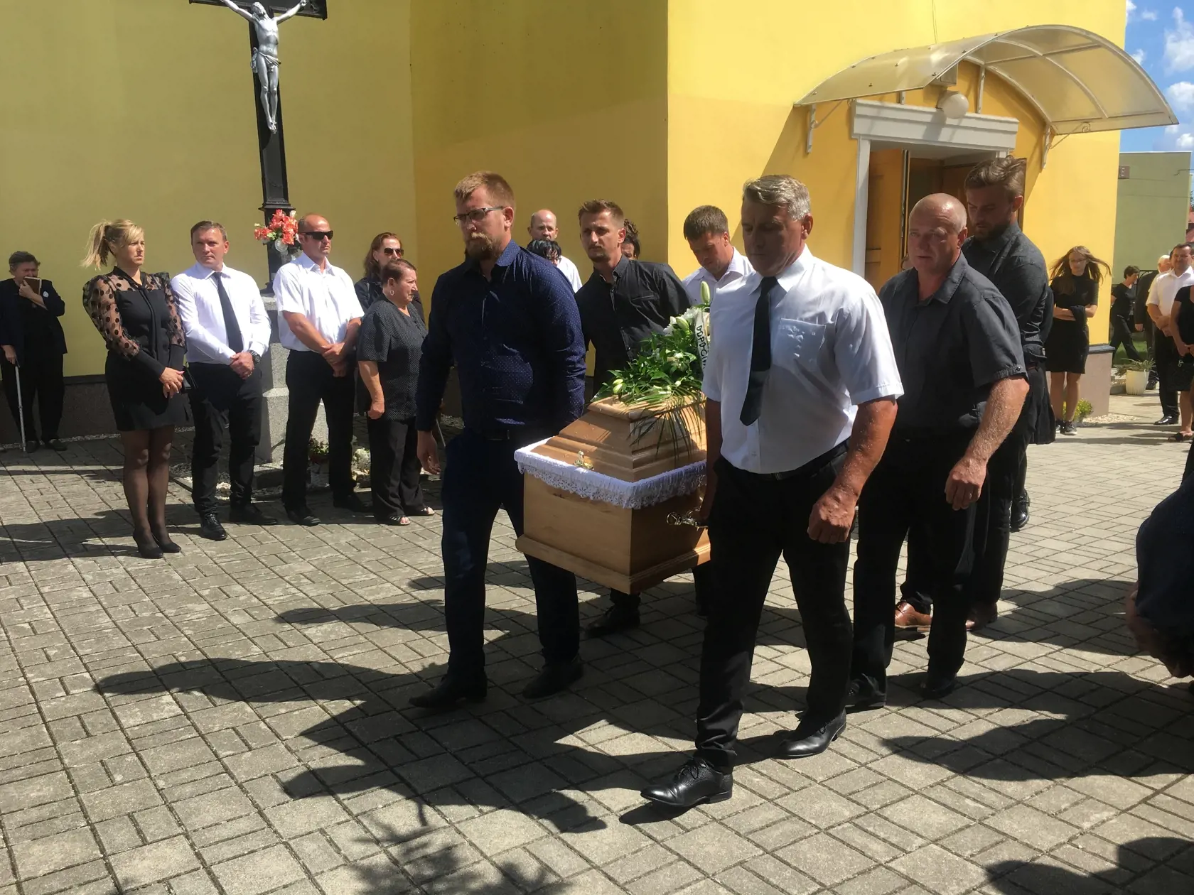 Po zádušnej omši sa sprievod vybral na miestny cintorín.