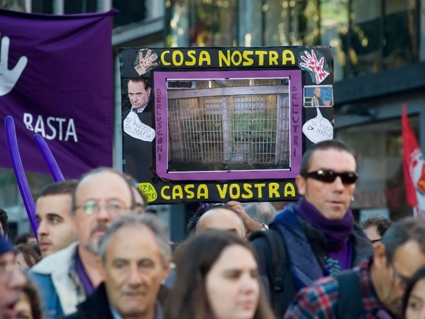 Berlusconiho prepojenie na sicílsku mafiu rozhnevalo Talianov. Do ulíc preto vyšli protestovať.