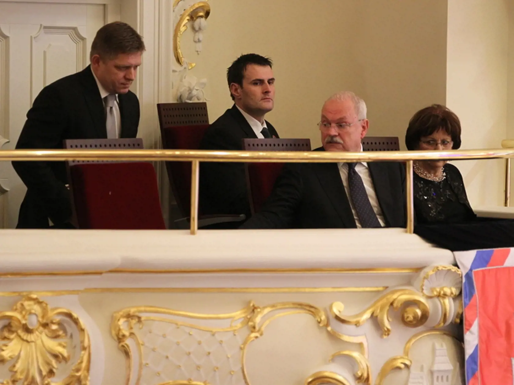 Slovenský premiér Robert Fico (vľavo) chce  úplne ovládnuť dodávky plynu v pološtátnej SPP, aby pre domácnosti garantoval stabilné ceny plynu. Prezident Ivan Gašparovič (vpravo) si našiel lacnejšieho dodávateľa.