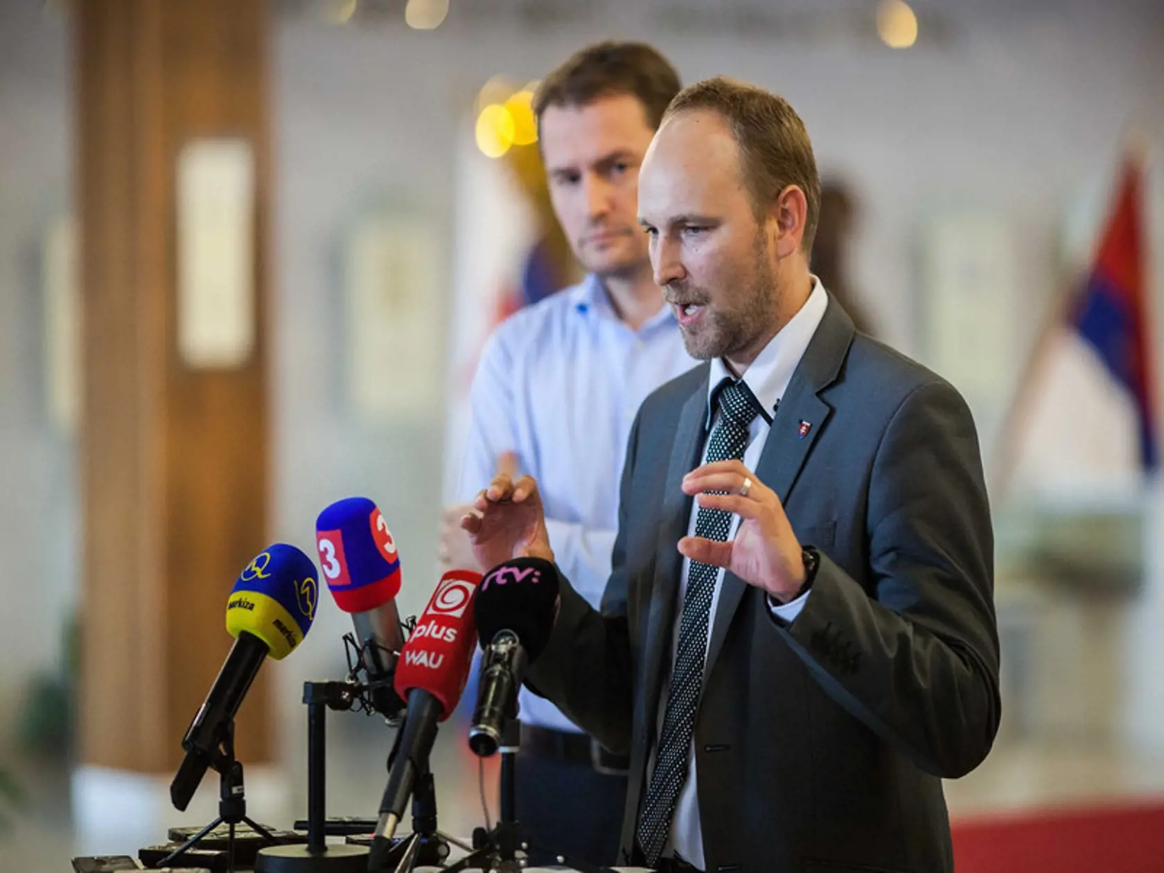 Igor Matovič (vzadu) a Jozef Viskupič (vpredu) navrhujú novelizovať ústavu.