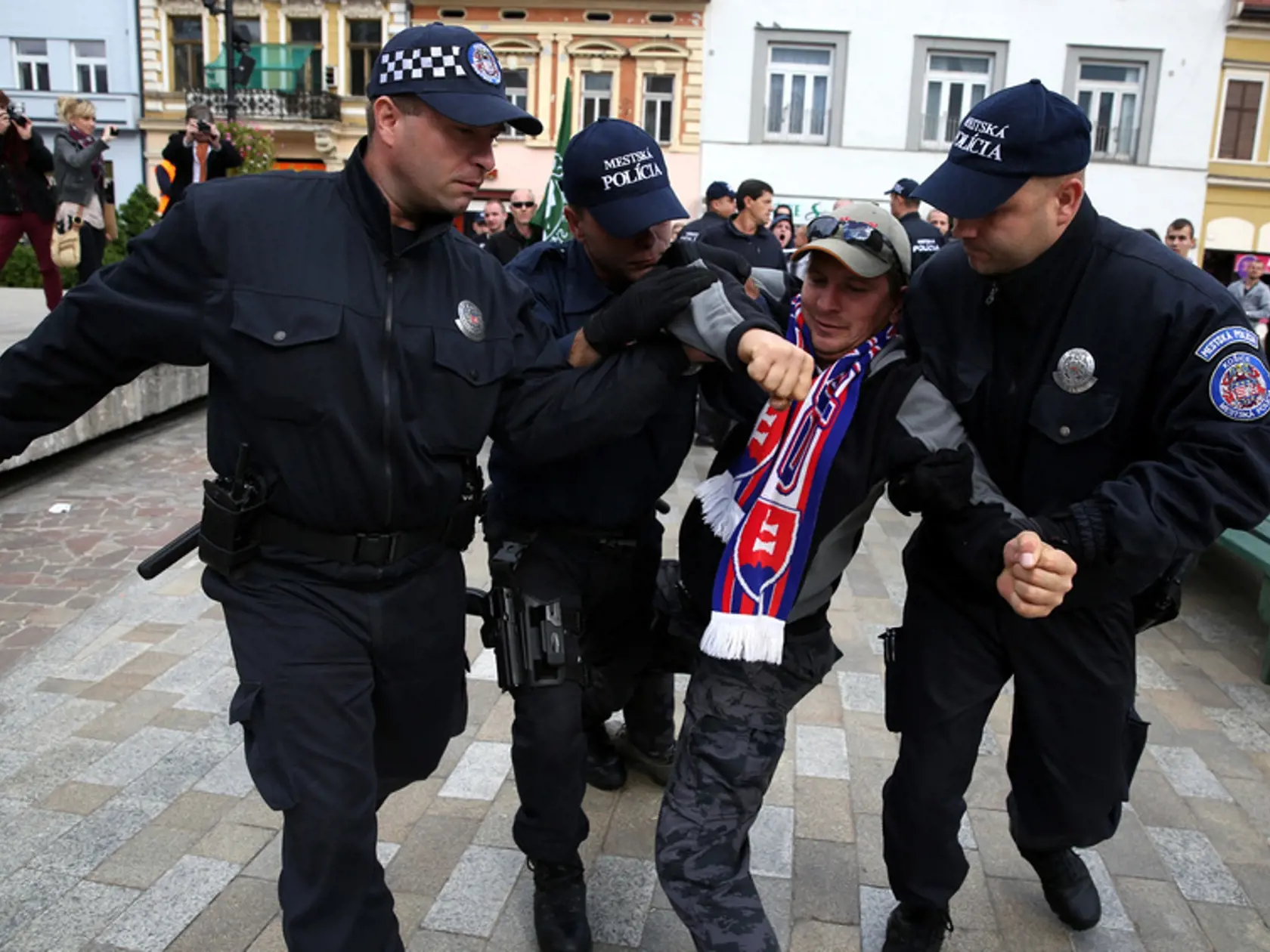 Sympatizant Ľudovej strany Naše Slovensko prišiel prejaviť nesúhlas s pochodom PRIDE Dúhové Košice 2013.