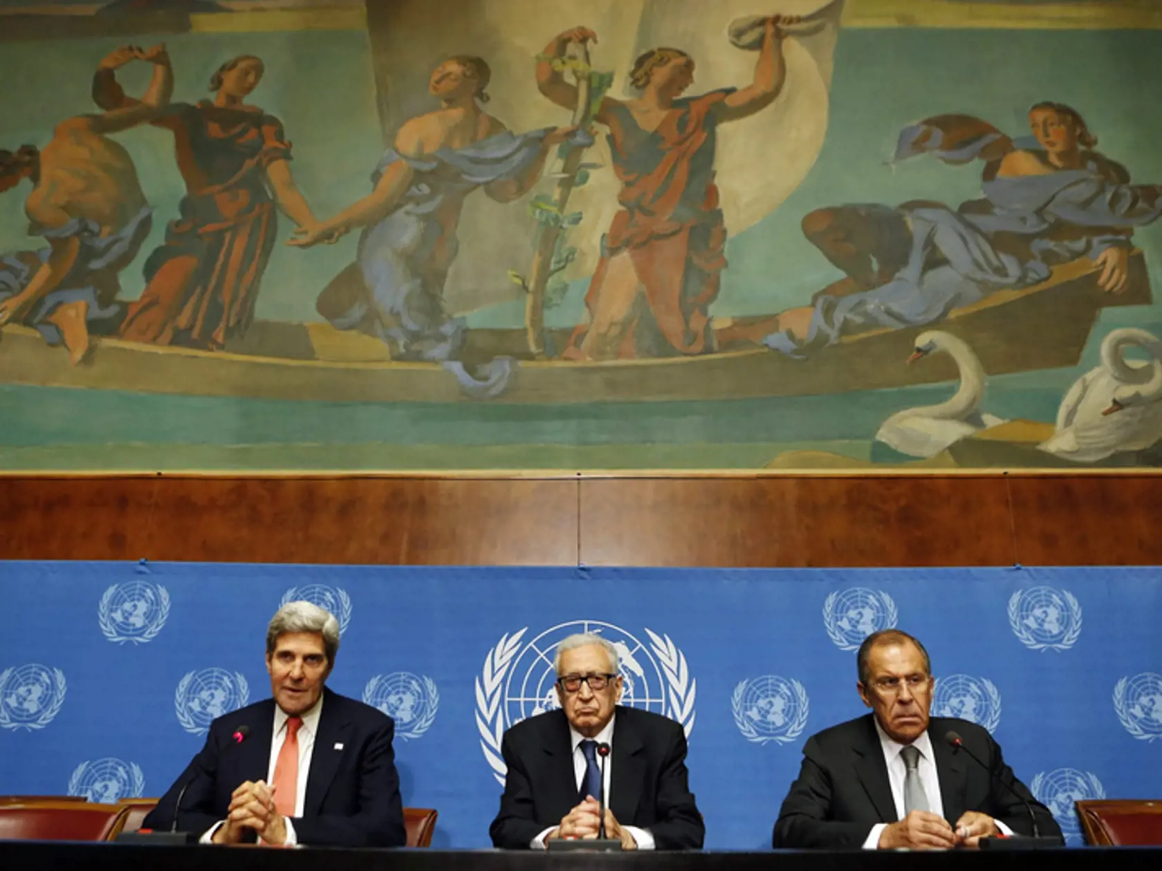 Na snímke zľava americký minister zahraničných vecí John Kerry, osobitný vyslanec OSN a Ligy arabských štátov pre Sýriu Lachdar Bráhímí a ruský minister zahraničných vecí Sergej Lavrov.