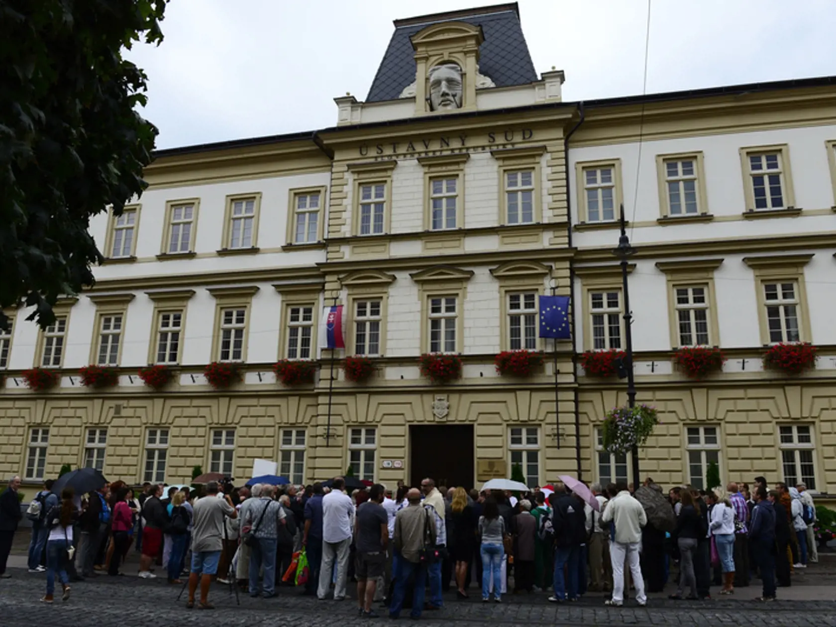 Antidiskriminačné žaloby proti šesťnásobným príplatkom bývalých špeciálnych sudcov podalo niekoľko stoviek sudcov.