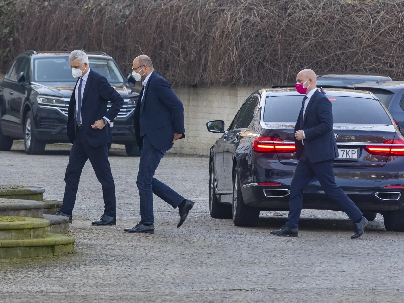 Predstavitelia SaS, Ivan Korčok, Richard Sulík a Branislav Grohling prichádzajú do prezidentského paláca.