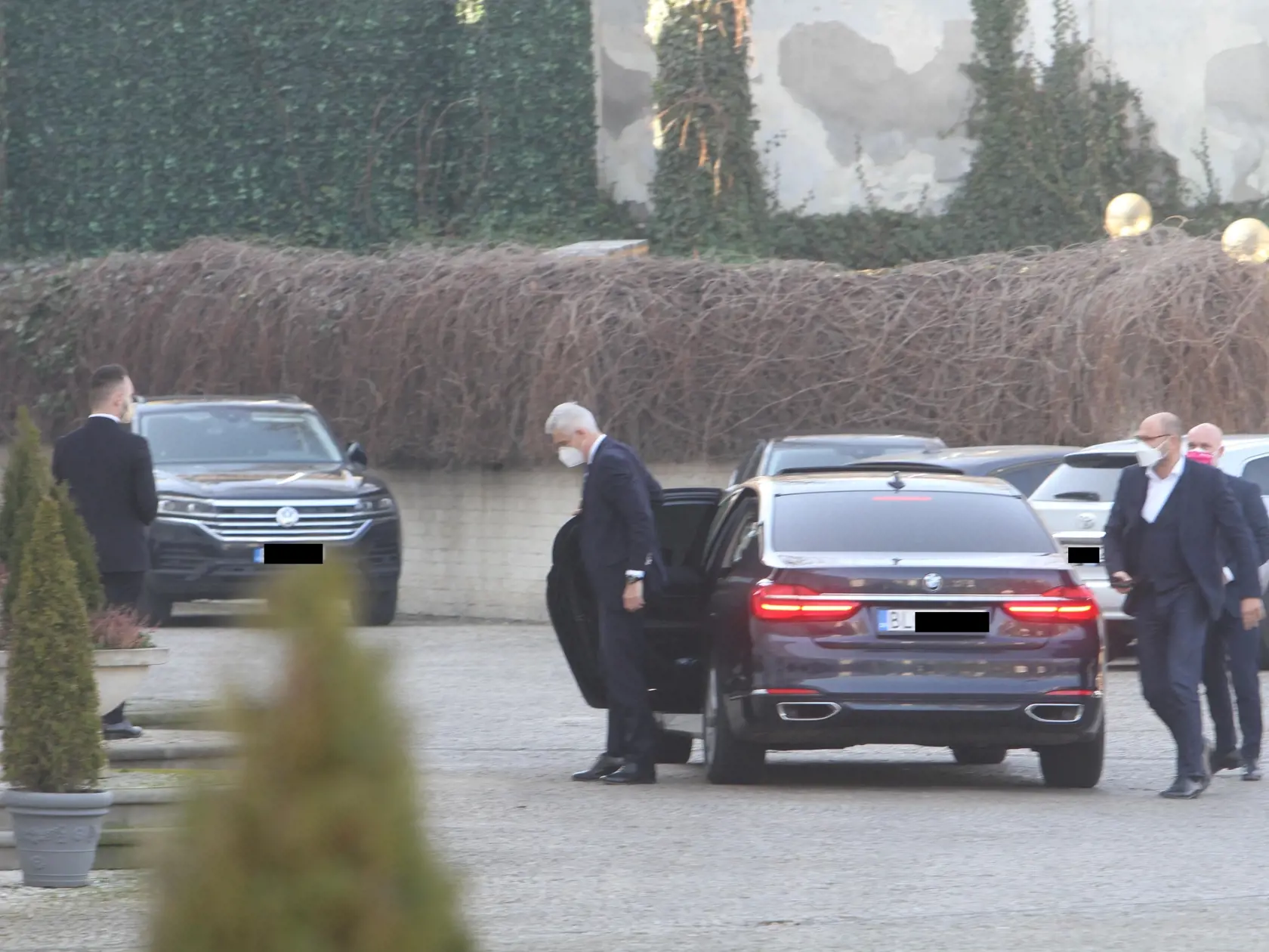 Predseda SaS Richard Sulík dorazil na stretnutie s prezidentkou Zuzanou Čaputovou skôr v sprievode Branislava Gröhlinga za školstvo a Ivanom Korčokom z rezortu zahraničných vecí.