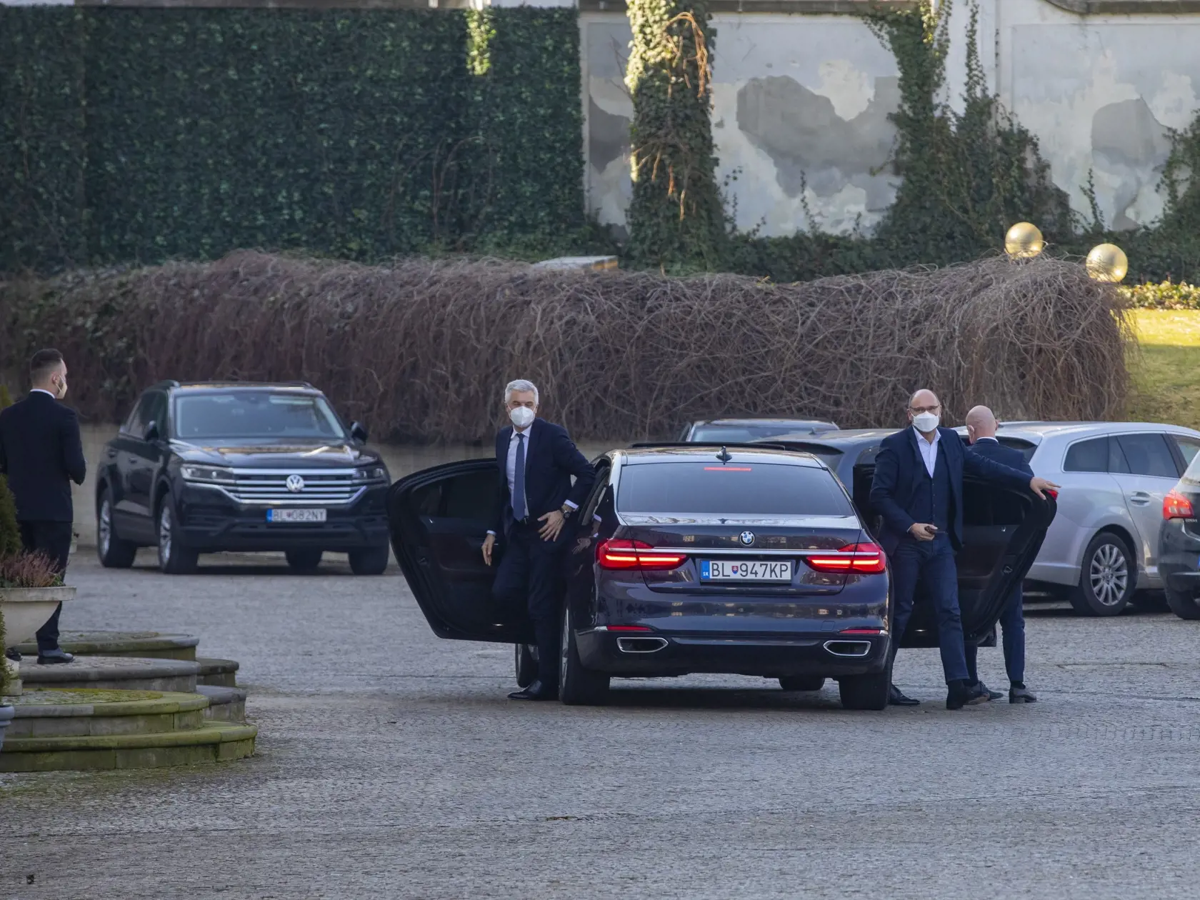 Predstavitelia SaS, Ivan Korčok, Richard Sulík a Branislav Grohling prichádzajú do prezidentského paláca.