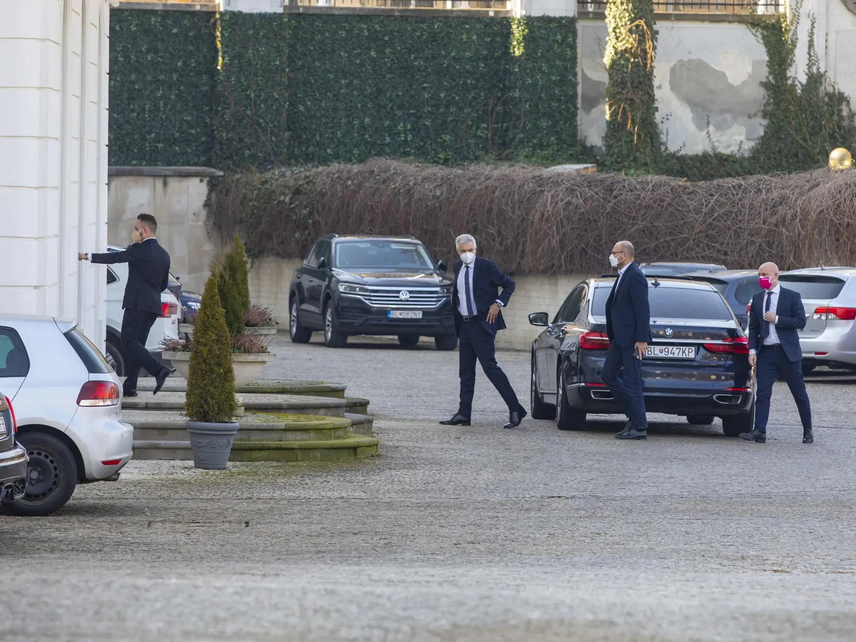 Predstavitelia SaS, Ivan Korčok, Richard Sulík a Branislav Grohling prichádzajú do prezidentského paláca.