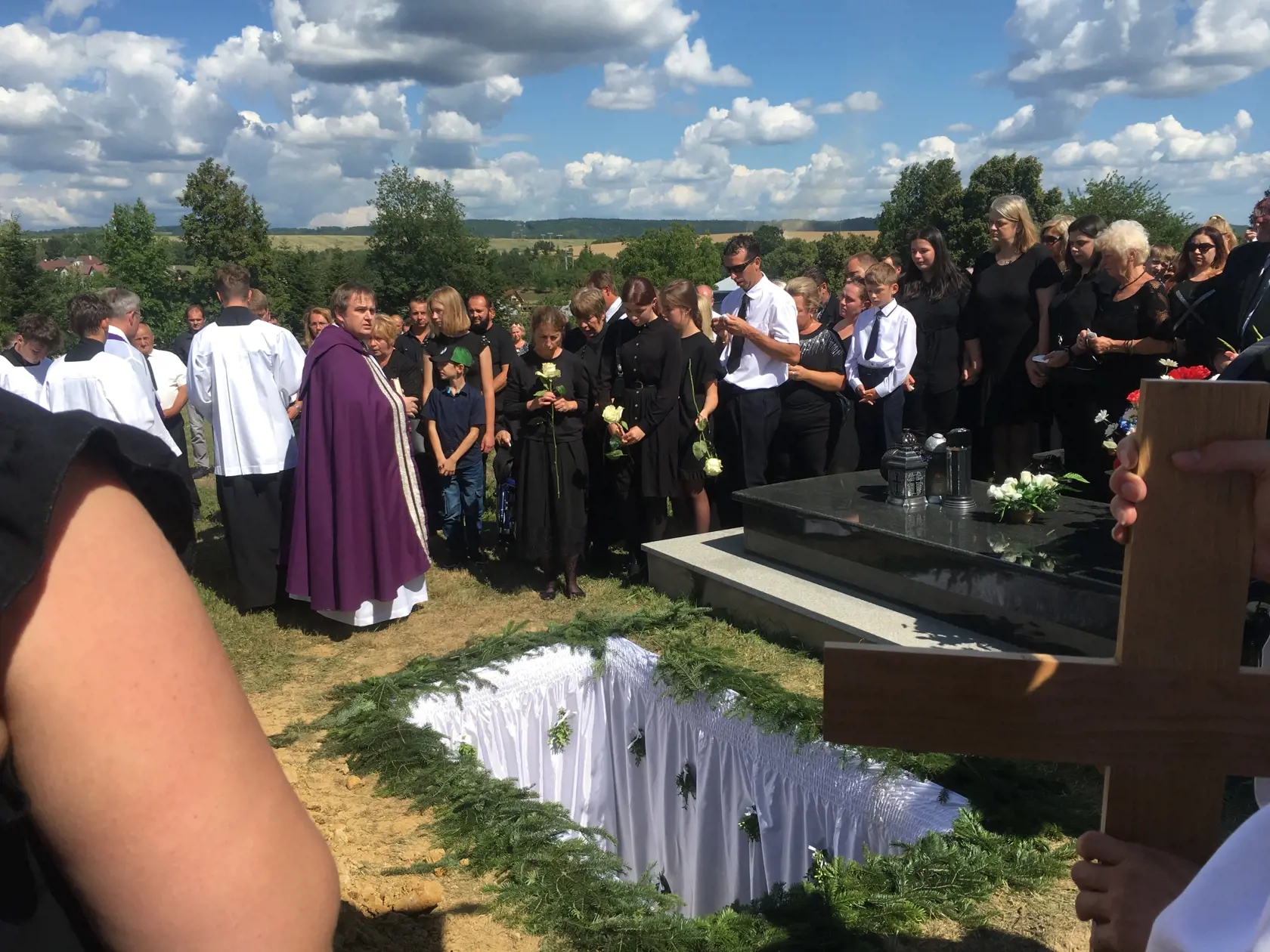 Kňaz aj počas omše, ale aj neskôr na cintoríne utešoval pozostalých, ale oslovil aj ostatných účastníkov rozlúčky, aby nenechali najbližších samých v ich smútku.