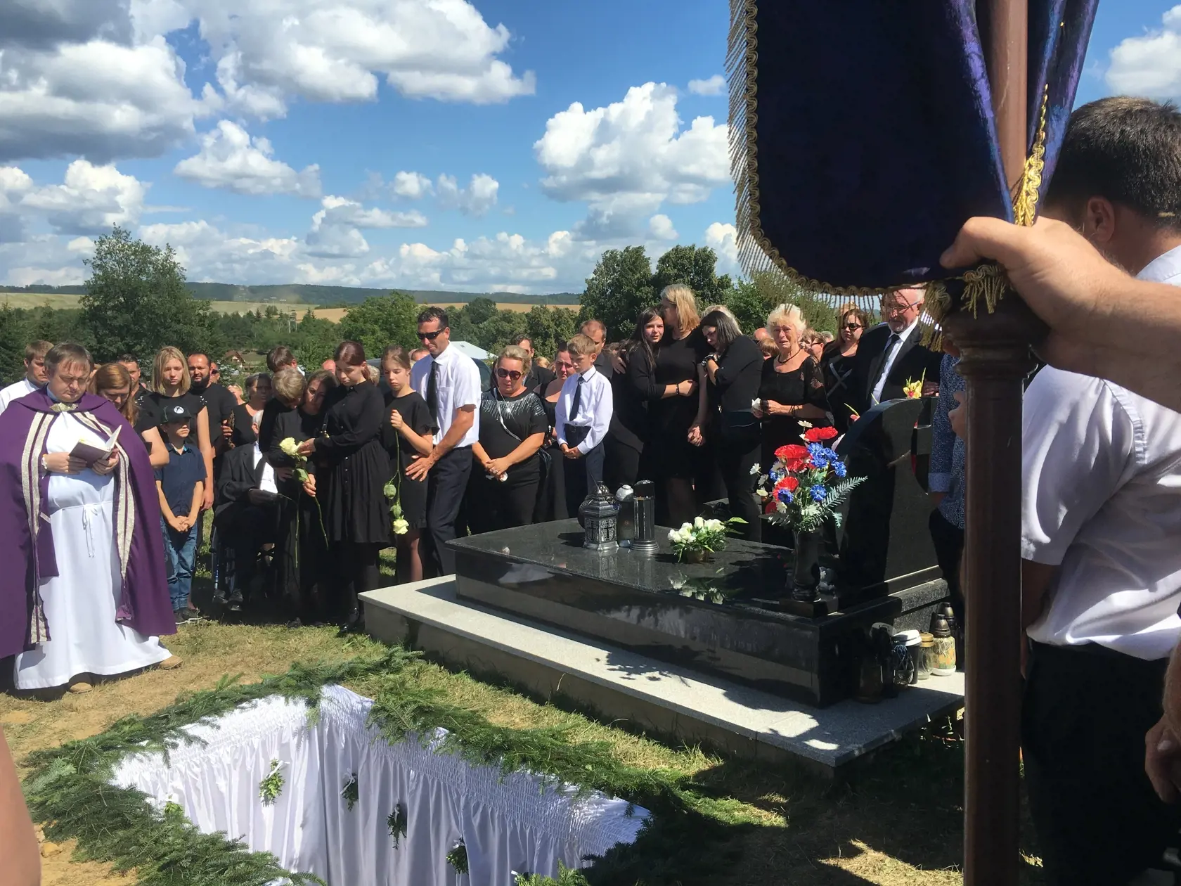 Hrob do ktorého uložili nebohého bol vystlaný bielym saténom a ozdobený zelenými vetvičkami.