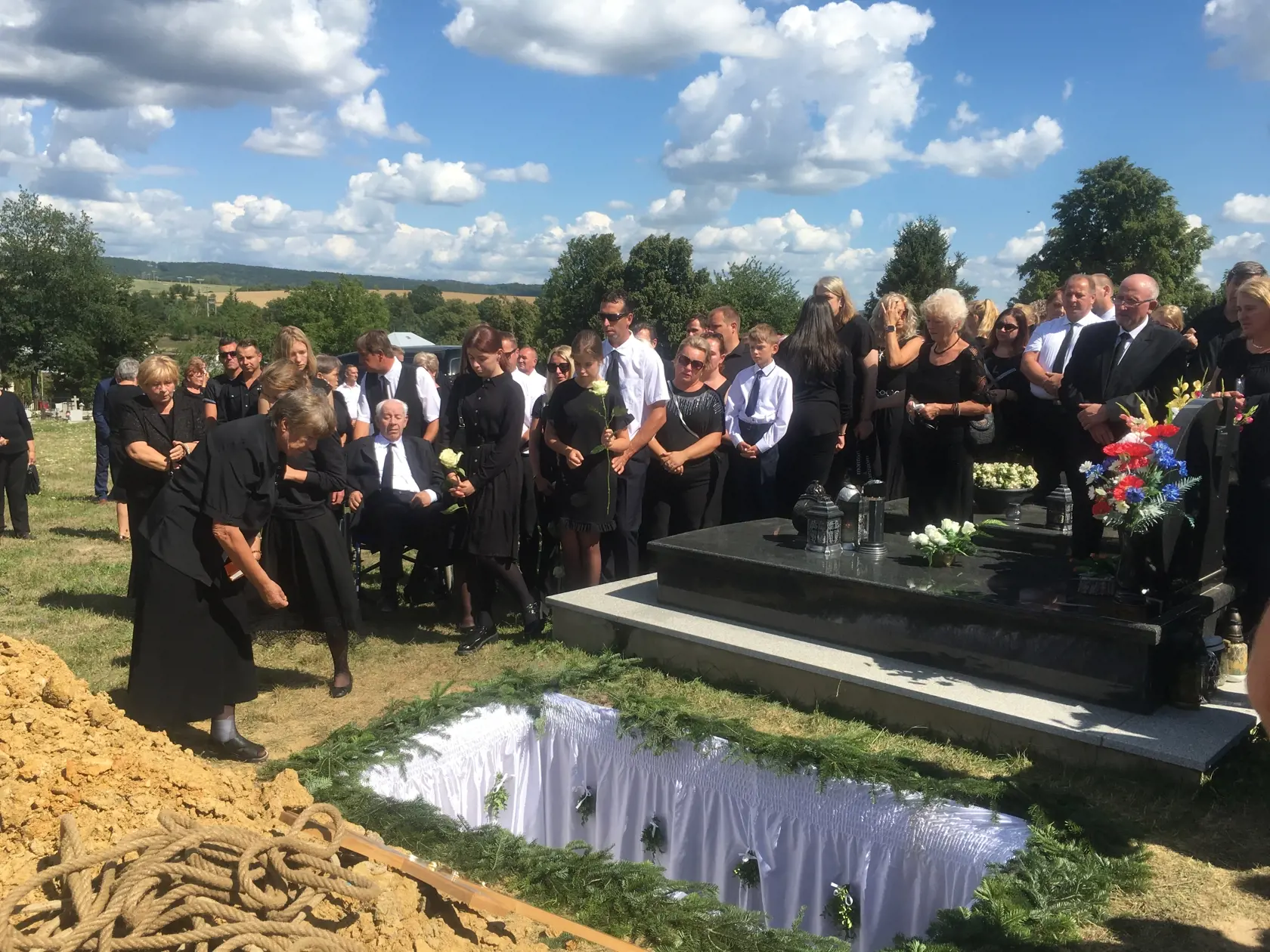 Otec počas celej rozlúčky na cintoríne pôsobil, ako keby stále nechcel uveriť, že jeho syn Miroslav náhle odišiel.