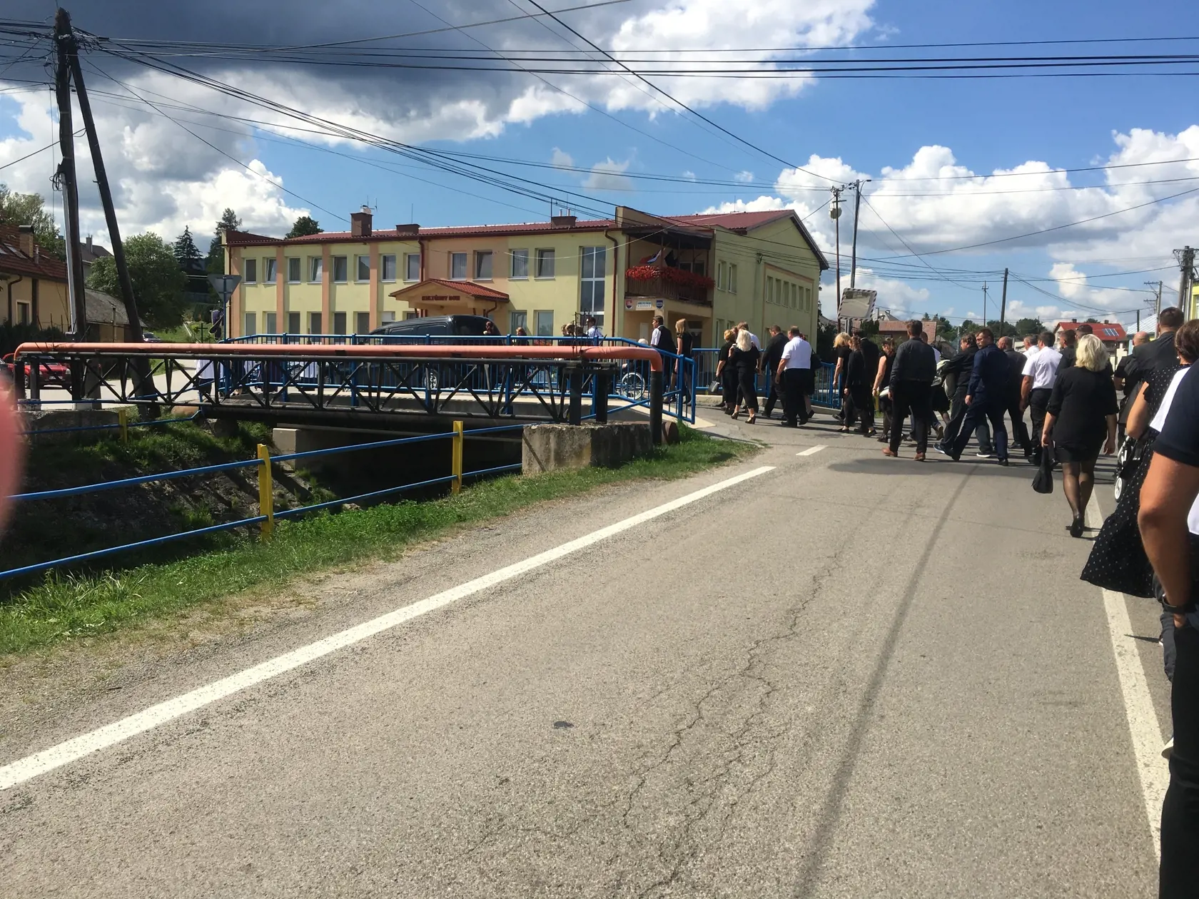 Veľká účasť smútiacich na pohrebe prekvapila aj miestnych.