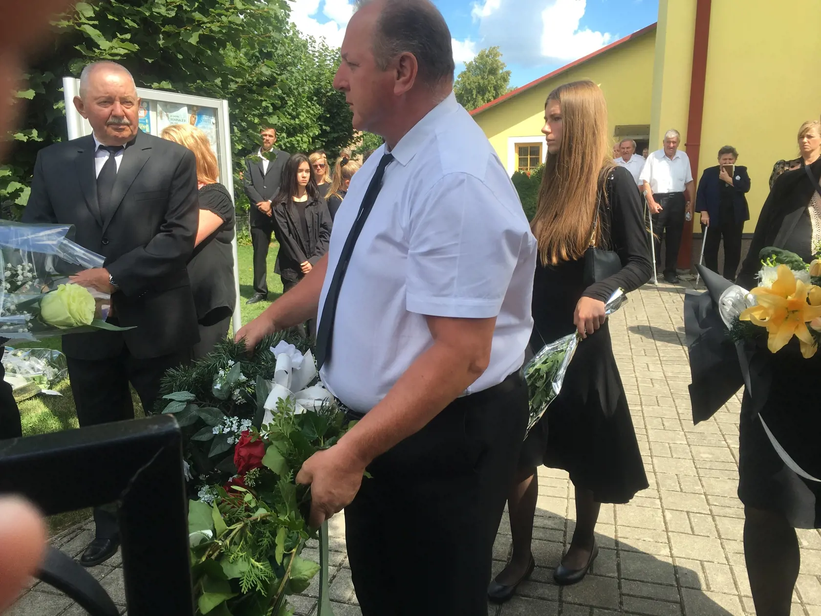 Po poslednej rozlúčke v miestnom kostole v Bartošovciach sa smútočný sprievod vybral na cintorín.