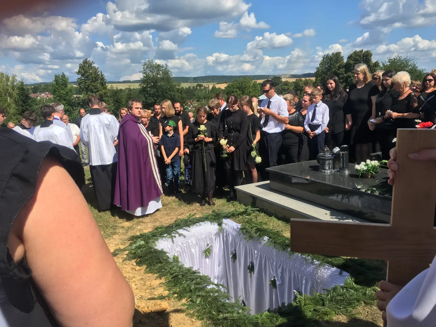 Mira pochovali na miestnom cintoríne nad obcou.