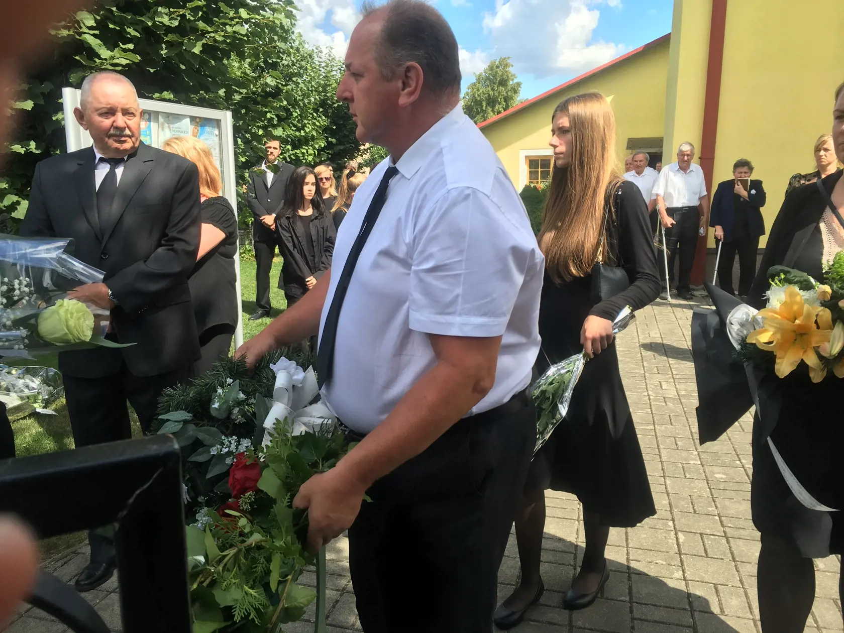 Po poslednej rozlúčke v miestnom kostole v Bartošovciach sa smútočný sprievod vybral na cintorín.