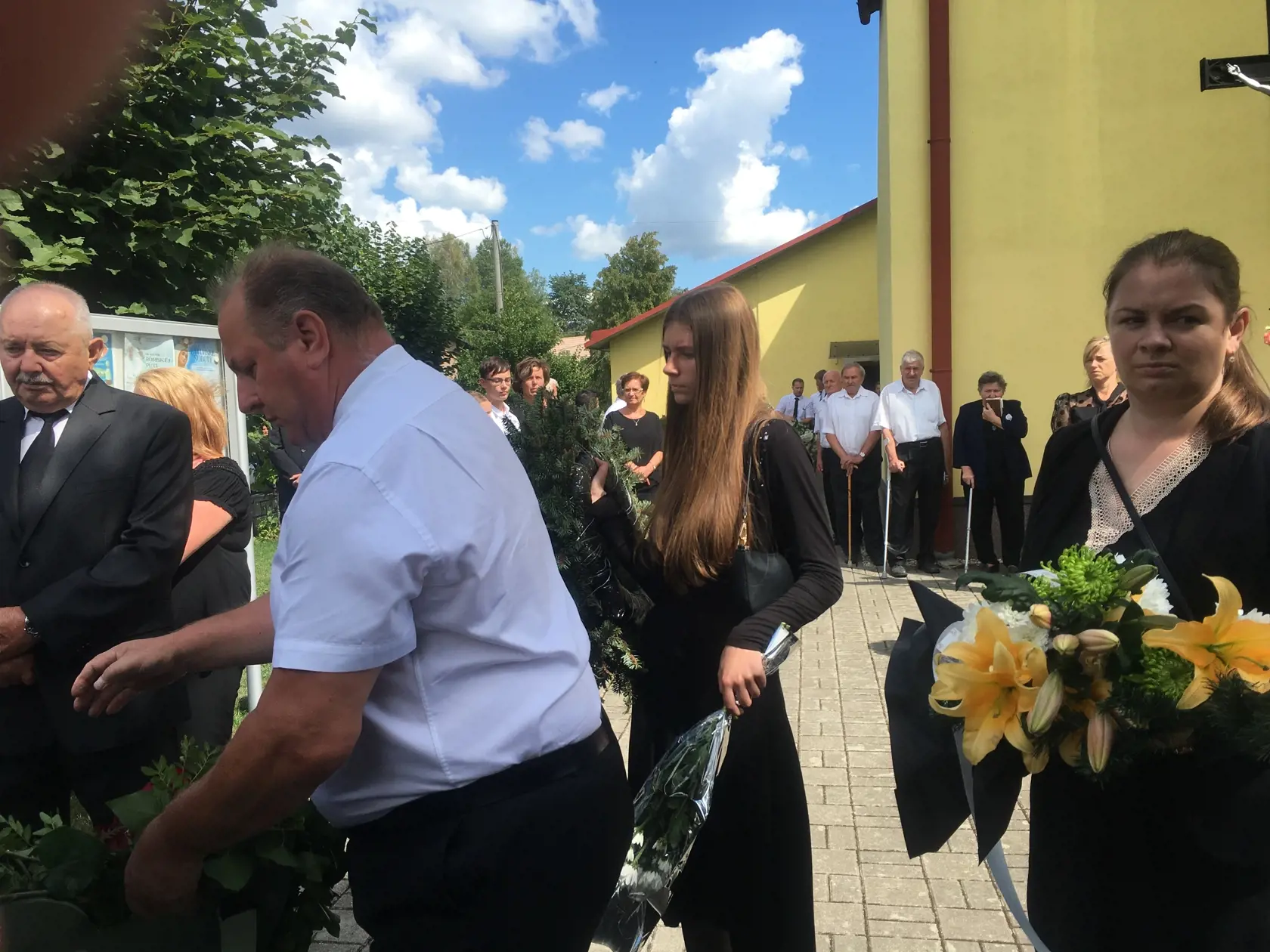 Po poslednej rozlúčke v miestnom kostole v Bartošovciach sa smútočný sprievod vybral na cintorín.