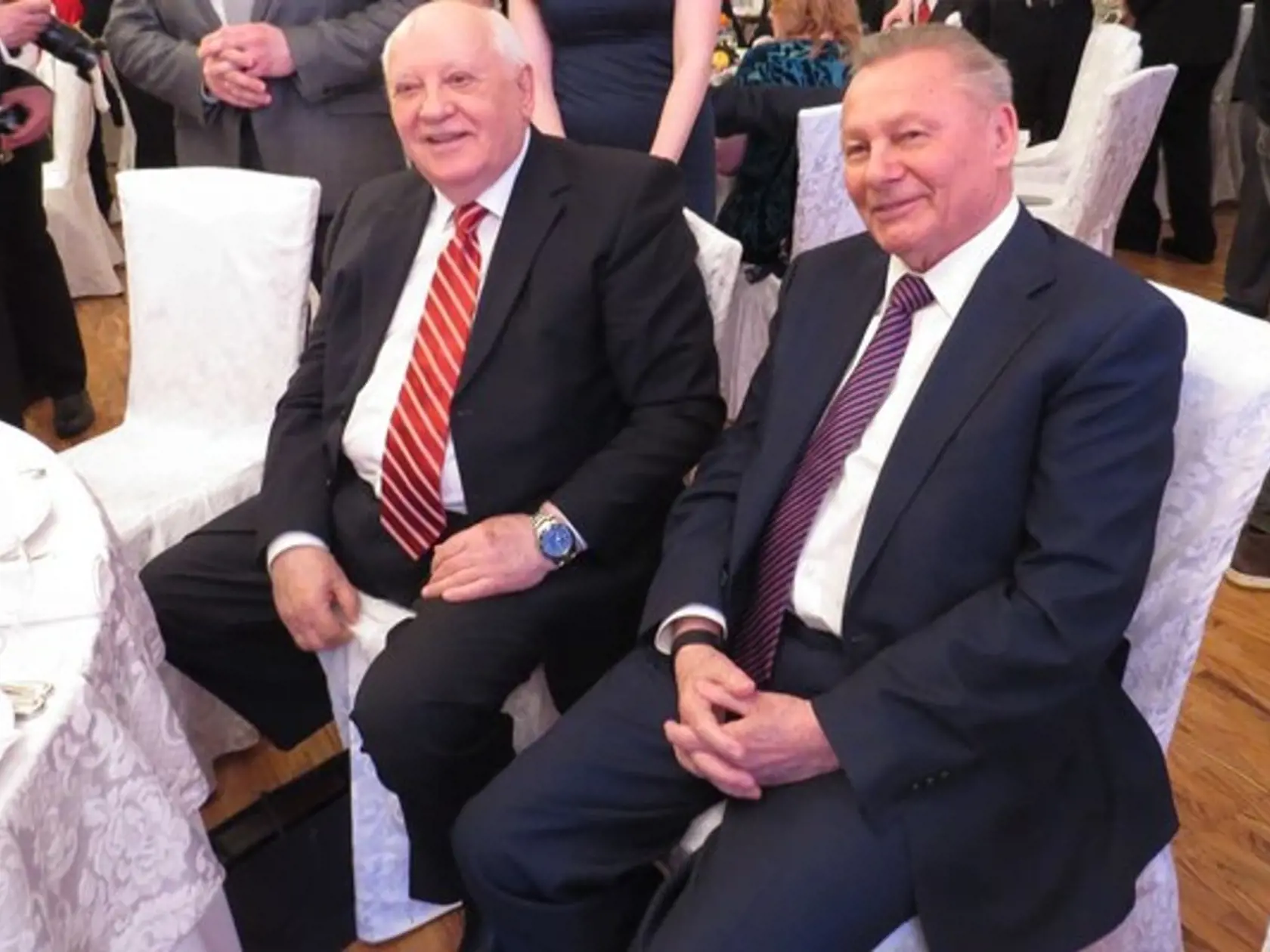 Exprezident Rudolf Schuster na zábere s Michailom Gorbačovovom, exprezidentom Ruska.