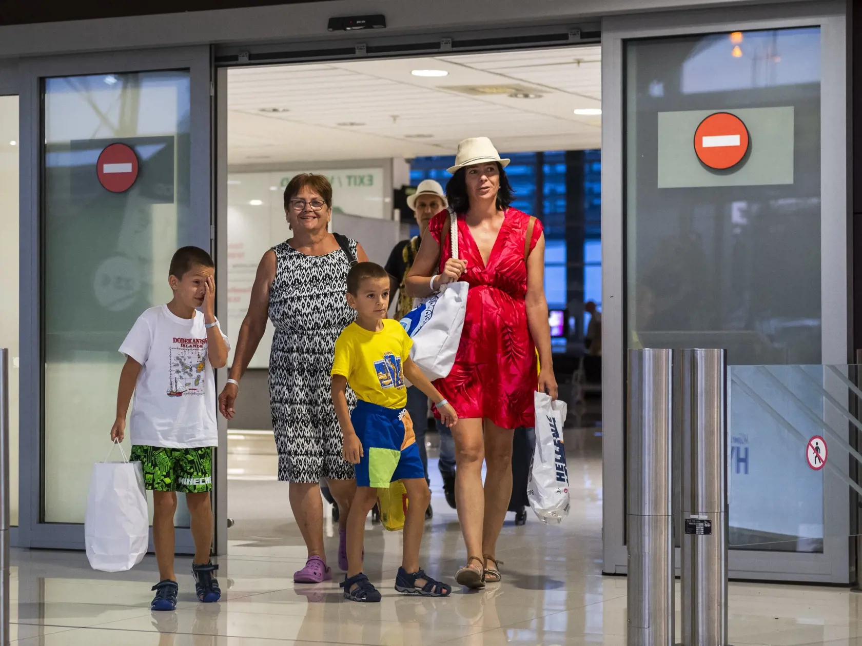 Na snímke dovolenkári z prvého repatriačného letu z požiarom zasiahnutého gréckeho ostrova Rodos prileteli na bratislavské Letisko M. R. Štefánika v nedeľu 23. júla 2023. FOTO TASR - Jaroslav Novák