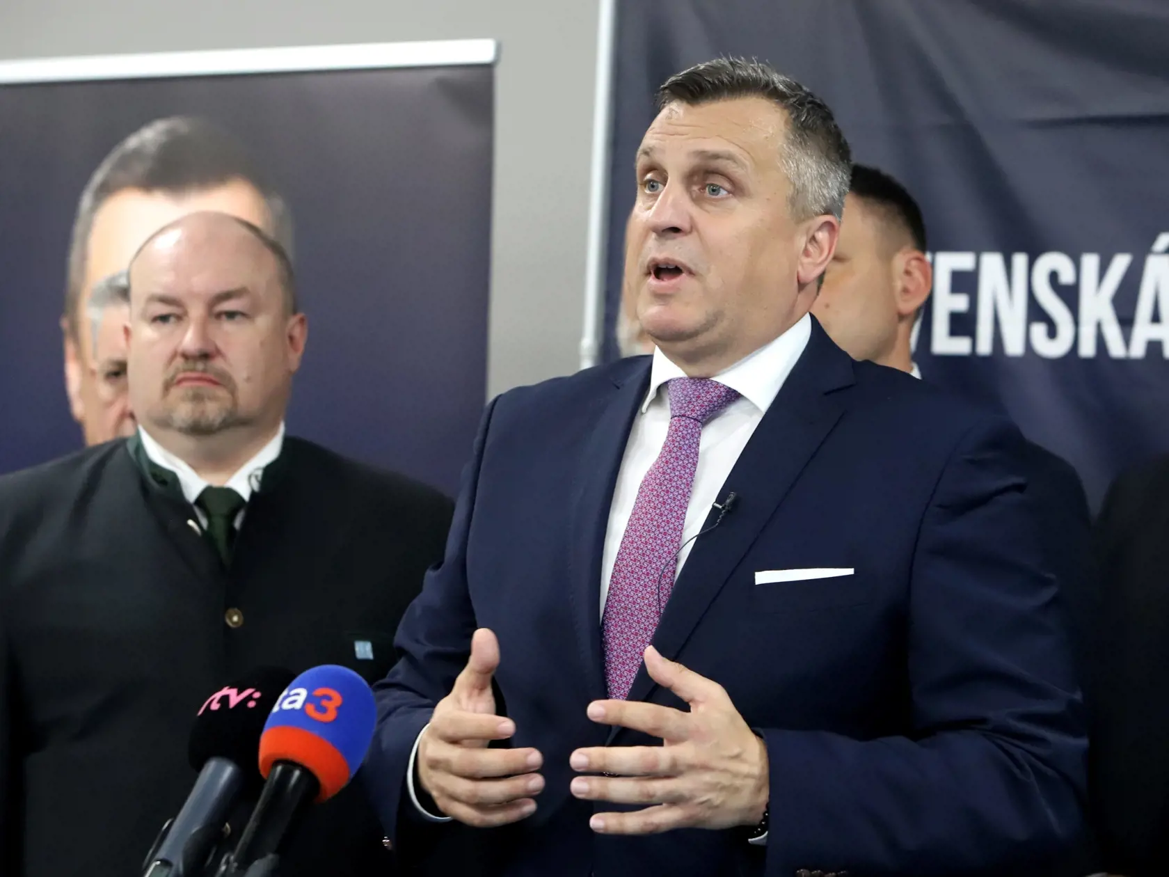Na snímke Rudolf Huliak (druhý zľava) a predseda mimoparlamentnej Slovenskej národnej strany (SNS) Andrej Danko (vpravo).