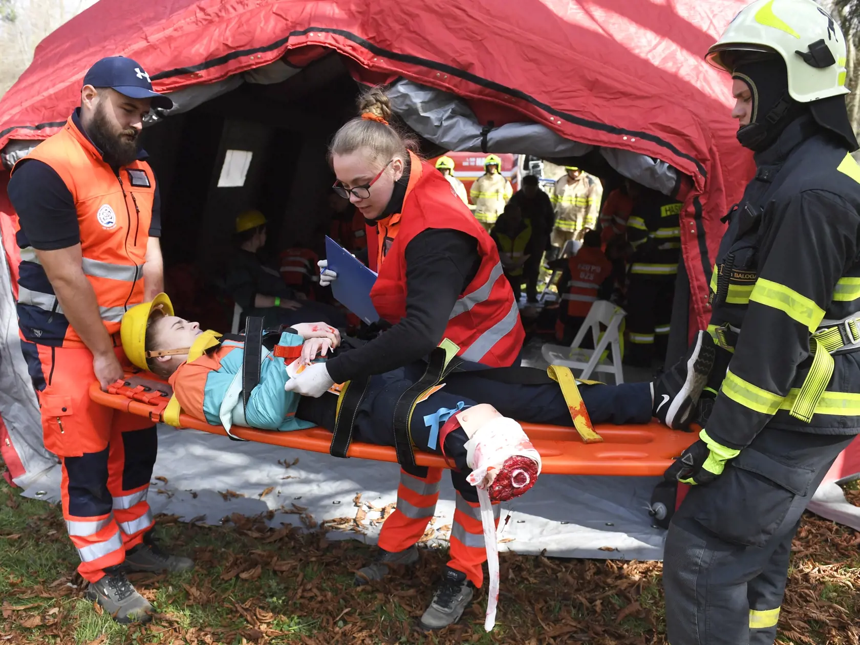 Na snímke taktické cvičenie študentov odboru Urgentná zdravotná starostlivosť Fakulty zdravotníckych odborov Prešovskej univerzity so zložkami Integrovaného záchranného systému na tému Udalosť s hromadným postihnutím osôb v priestoroch areálu Aquapark Delňa v Prešove 8. apríla 2022. FOTO TASR – František Iván