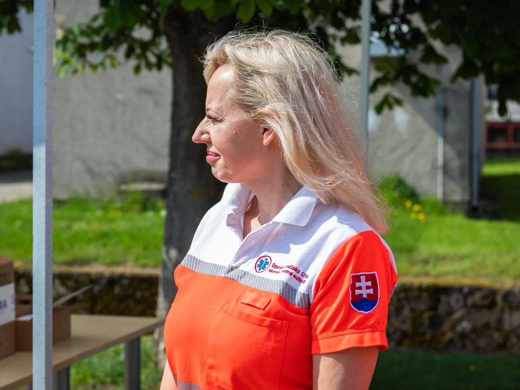 Slávnostné odovzdávanie AED v Sološnici. Na fotografii hovorkyňa operačného strediska ZSS SR Alena Krčová.