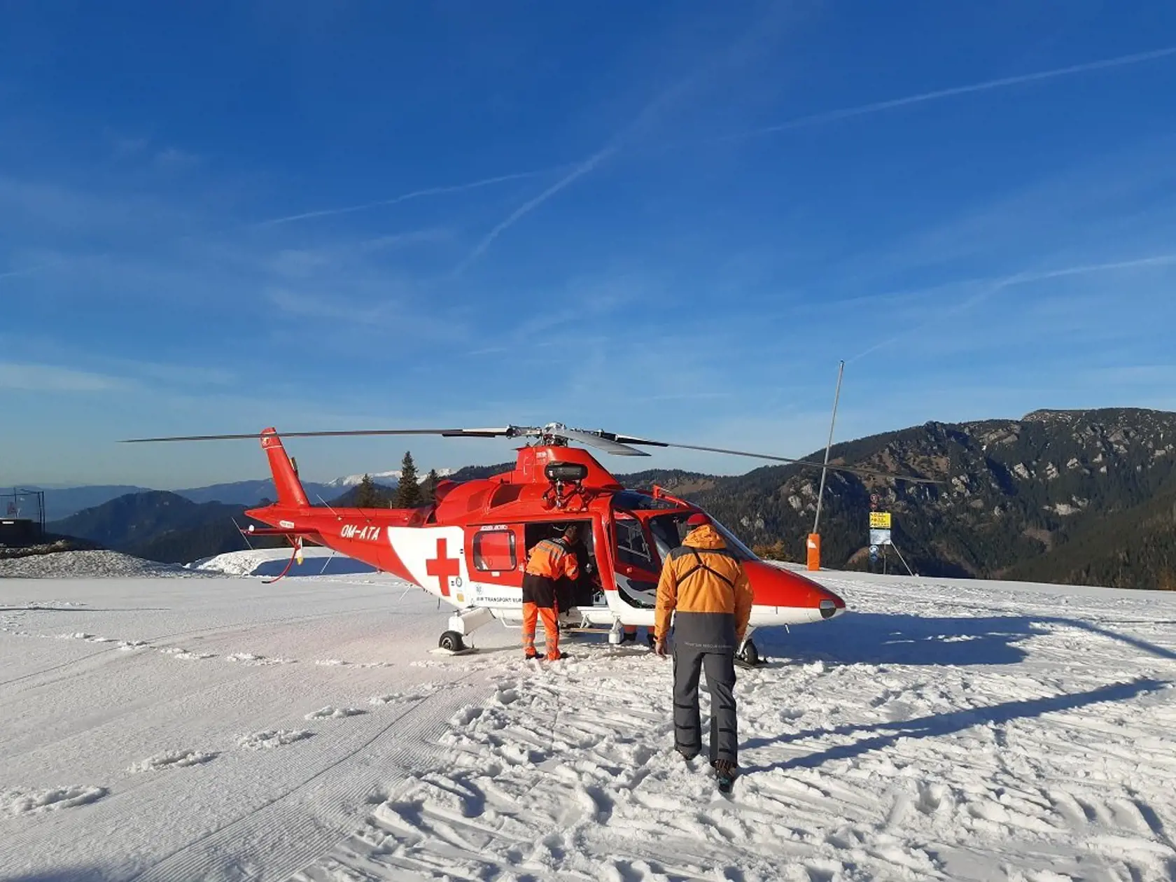 Počas lyžovania z Chopku v Nízkych Tatrách zachytil 36–ročný slovenský skialpinista napnuté kotviace lano z ratraku. Utrpel hlbokú reznú ranu na krku.