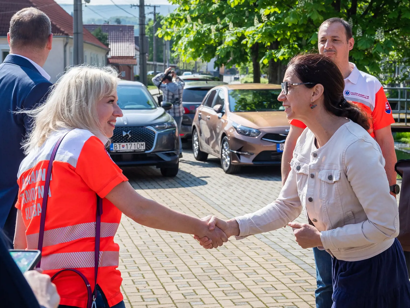 Slávnostné odovzdávanie AED v Sološnici. Na fotografii (zľava) starostka obce Anna Čermáková a hovorkyňa operačného strediska ZSS SR Alena Krčová.