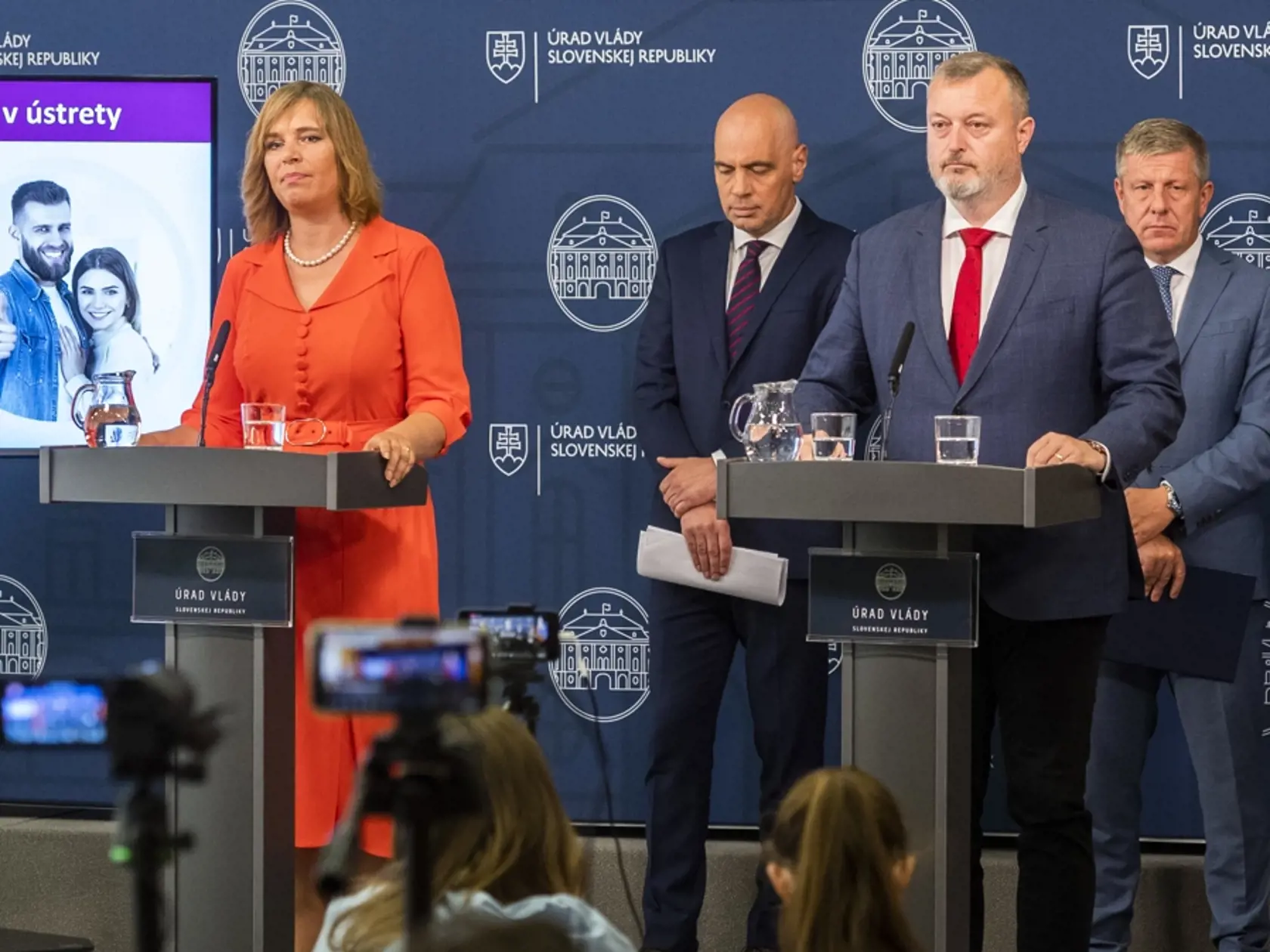 Na snímke zľava podpredsedníčka vlády a ministerka investícií, regionálneho rozvoja a informatizácie Veronika Remišová, generálny riaditeľ Ústredia práce, sociálnych vecí a rodiny Karol Zimmer, minister práce, sociálnych vecí a rodiny Milan Krajniak, minister zdravotníctva Vladimír Lengvarský , minister vnútra Roman Mikulec a štátny tajomník Ministerstva investícií, regionálneho rozvoja a informatizácie Ján Hargaš počas brífingu k novej službe po narodení dieťaťa v Bratislave 25. júla 2022.