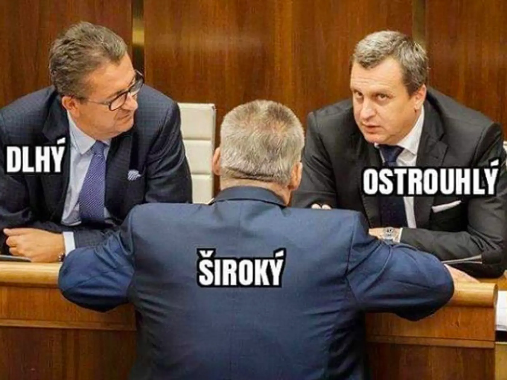 Andrej Danko so svojím "ostrouhlým stolom"  baví internet.