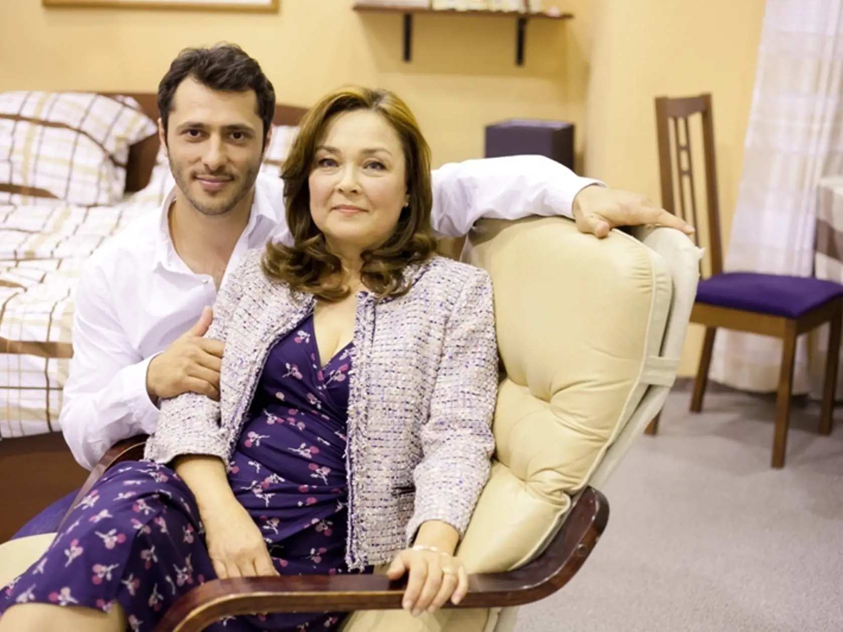 SYMPATICKÁ HEREČKA momentálne hrá v Búrlivom víne Silviu Vrbovskú, ktorá je seriálovou matkou herca Braňa Deáka.