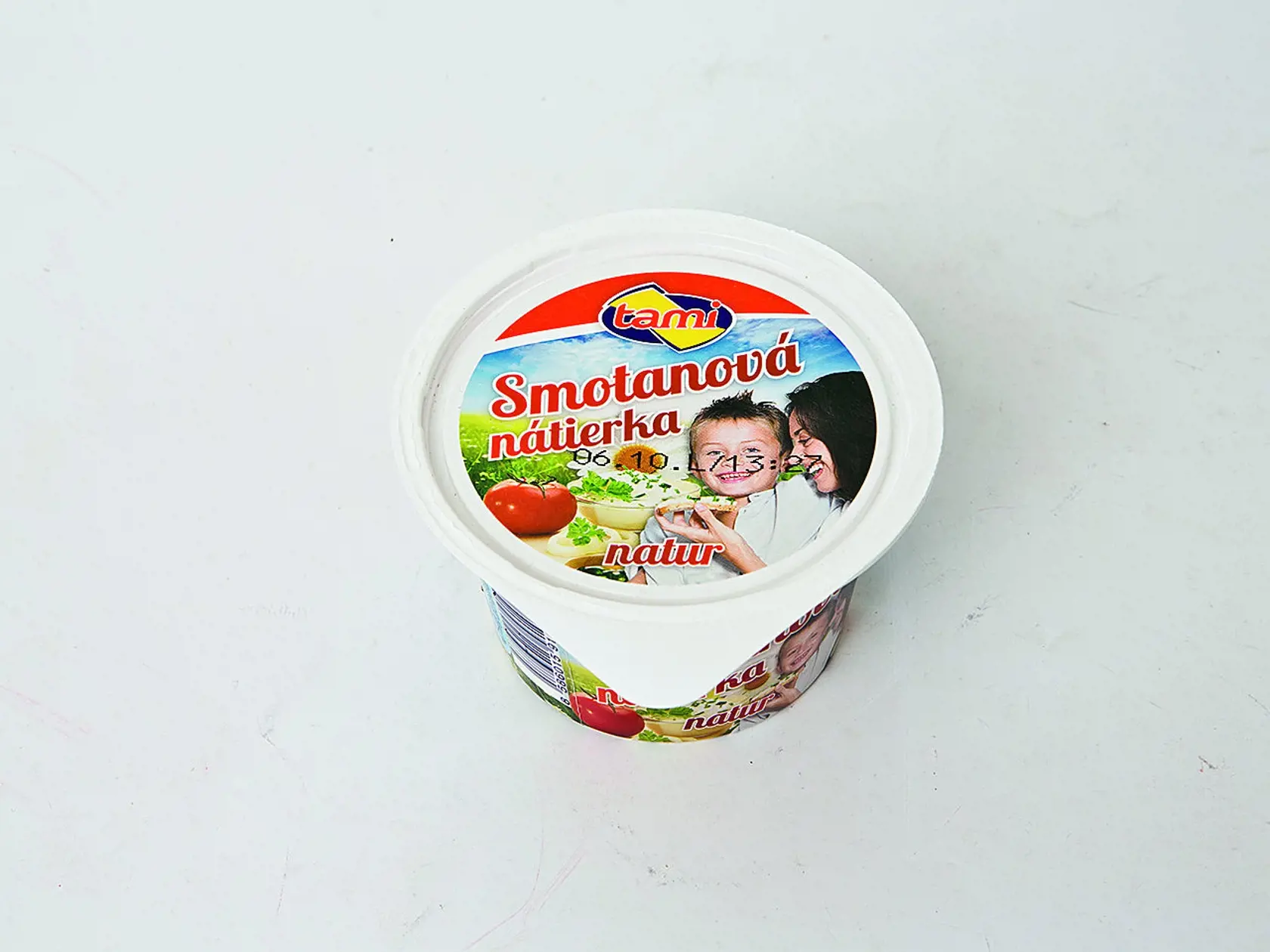 Smotanová nátierka natur
TAMI, 150 g
Krajina pôvodu/ Slovensko
Zloženie/ smotana 91 %, sušené mlieko, sušená srvátka, zemiakový škrob, jedlá soľ, smotanová kultúra
Energia v 100 g/ 1 310 kJ Bielkoviny/ 3 g Sacharidy/ 6,6 g Tuky/ 31 g Soľ/ 0,5 g
Redakcia hodnotí: Nátierka žltkastej farby má výraznú smotanovú arómu, tuhšiu konzistenciu a hladkú, krémovitú textúru. Dobre sa roztiera. Chuť nátierky je výborná – výrazne smotanová, s ľahkou kyslastou dochuťou čerstvého syra. Poctivá nátierka, kto