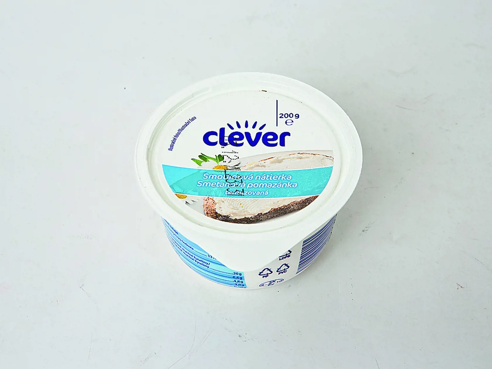 Top! Víťaz
Smotanová nátierka
Clever, 200 g
Predáva/ Billa Krajina pôvodu/ Slovensko
Zloženie/ smotana 93,5 %, sušené mlieko, zemiakový škrob, sušená srvátka, jedlá soľ, smotanová kultúra
Energia v 100 g/ 1 310 kJ Bielkoviny/ 3 g Sacharidy/ 6,6 g Tuky/ 31 g Soľ/ 0,5 g
Redakcia hodnotí: Snehobiela nátierka s ľahkou kyslomliečnou arómou má stredne tuhú konzistenciu a hodvábne jemnú, našľahanú textúru. Ľahučko sa roztiera. Chuť je vynikajúca, plná, smotanová, s maslovou dochuťou. Z ochutnávan